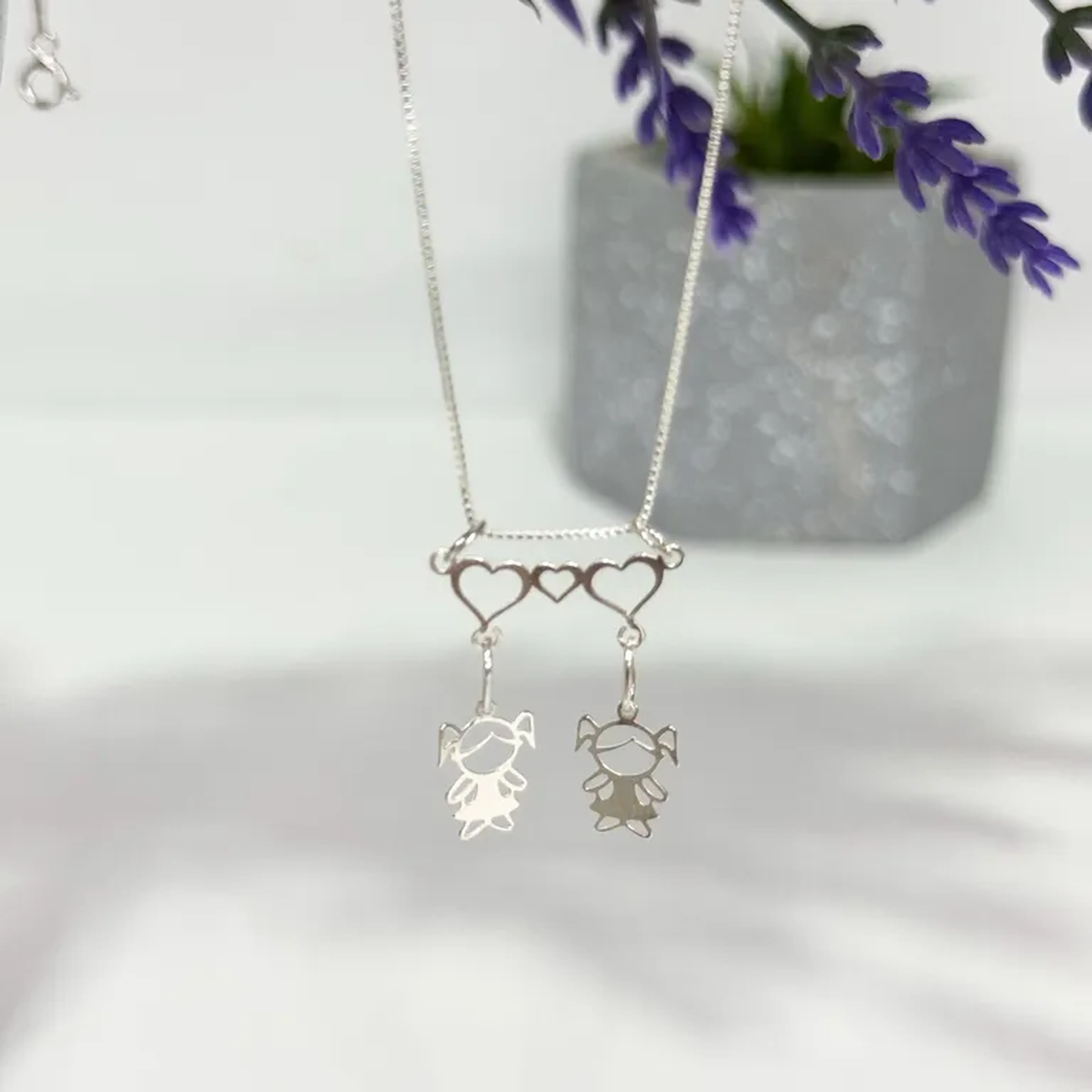 Colar pingente duas meninas imagem