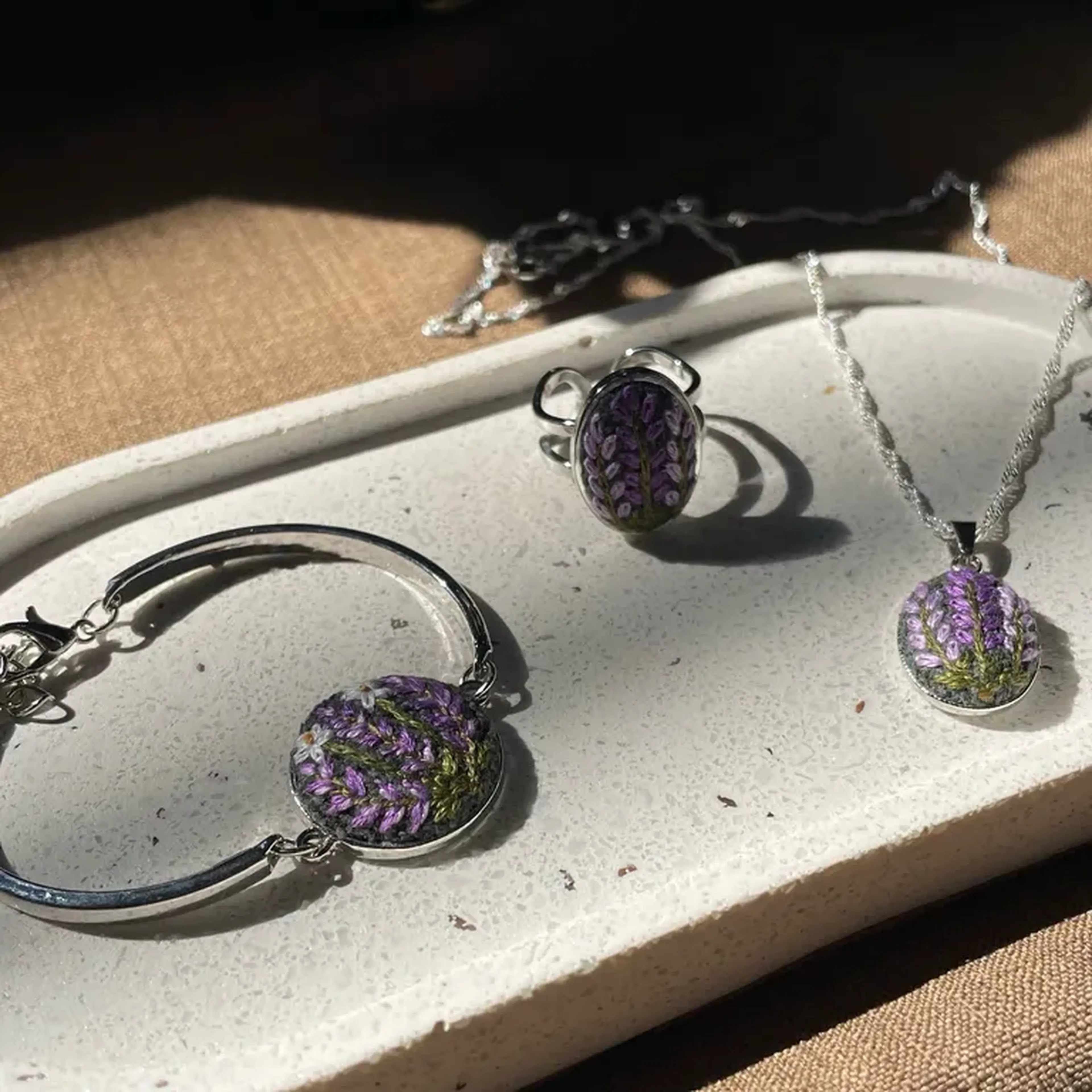 Conjunto lavanda - colar, anel e pulseira imagem