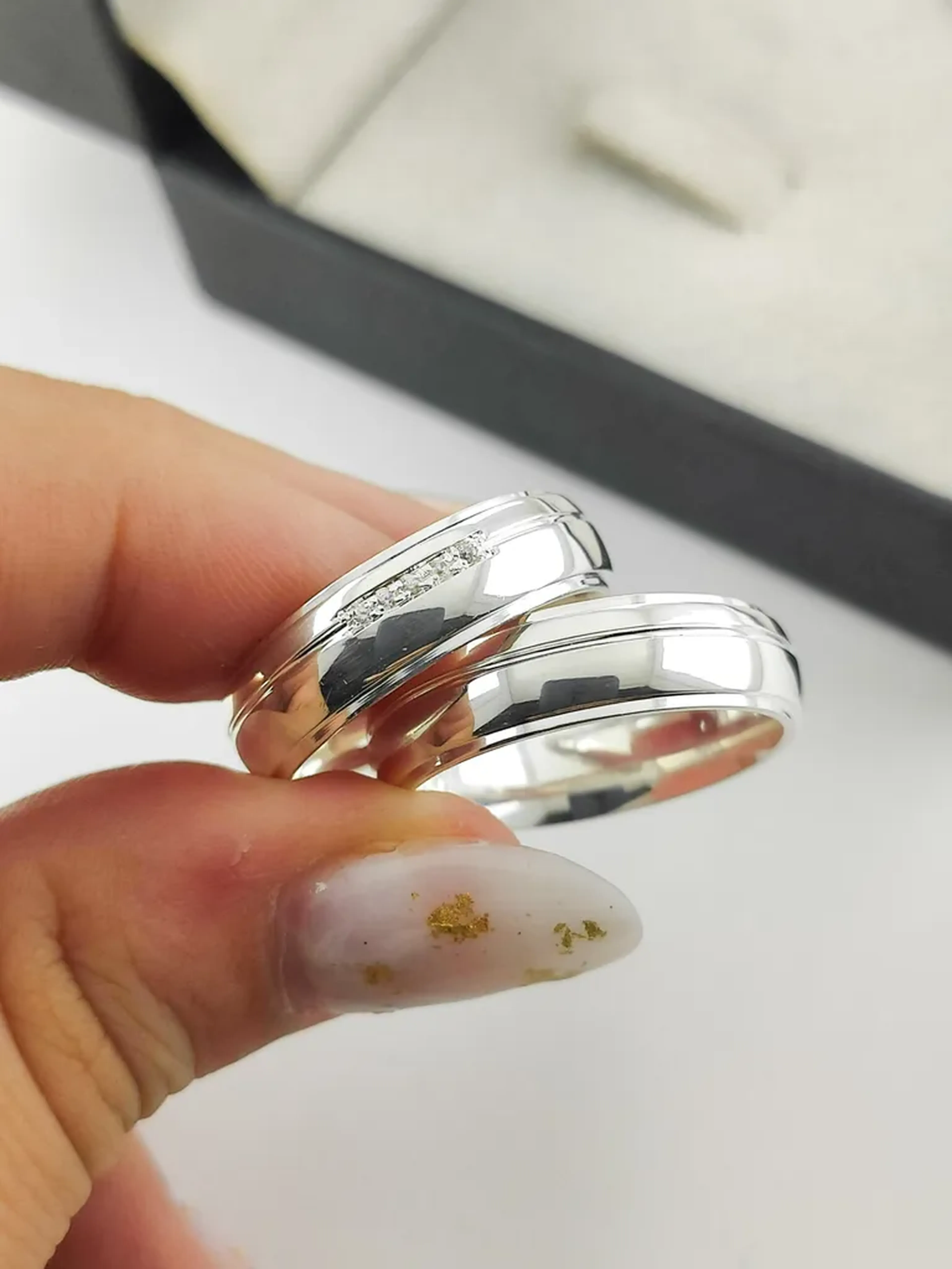 PAR DE ALIANÇA 6MM ABALOADA CRAVEJADA imagem