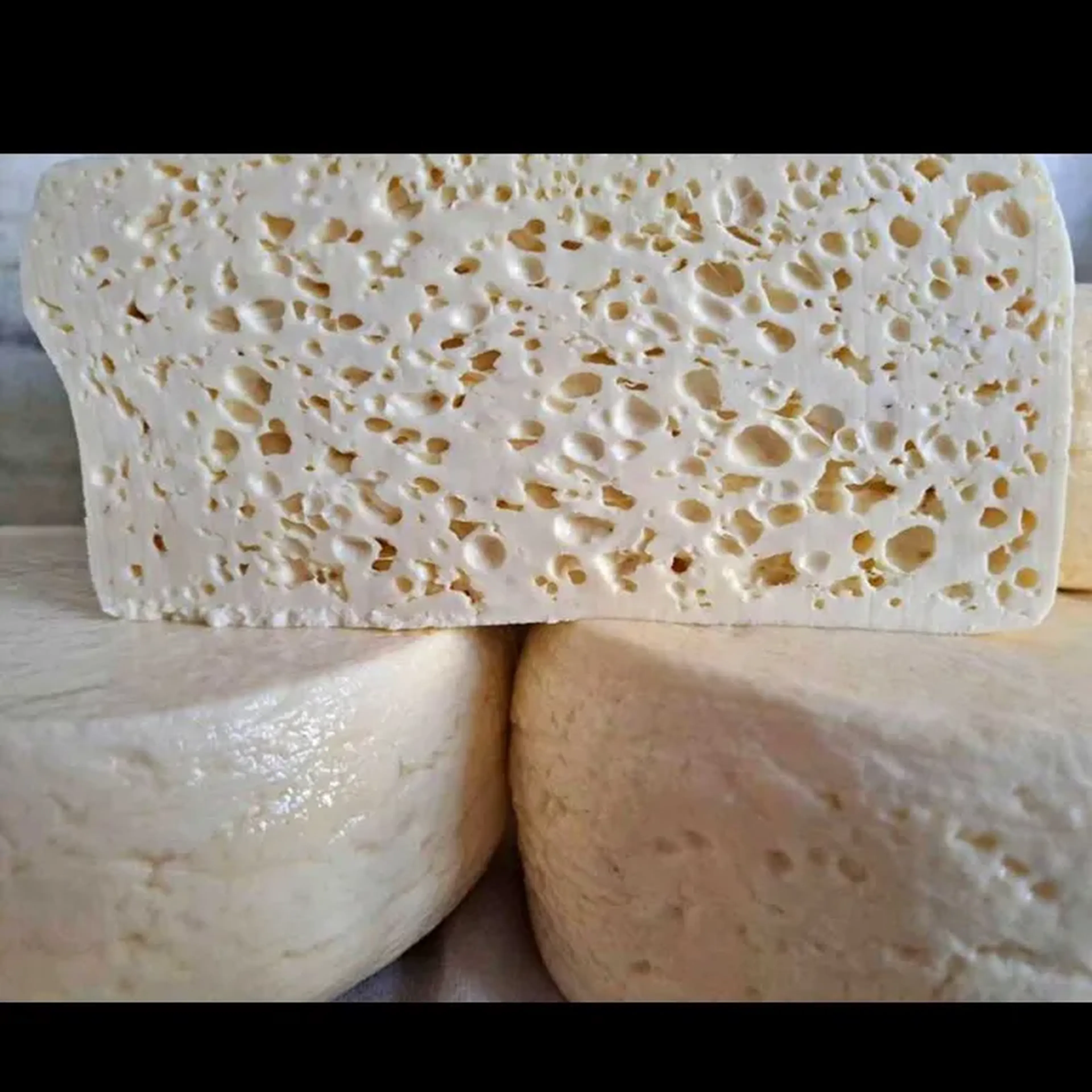 MEIO QUEIJO FURADINHO imagem