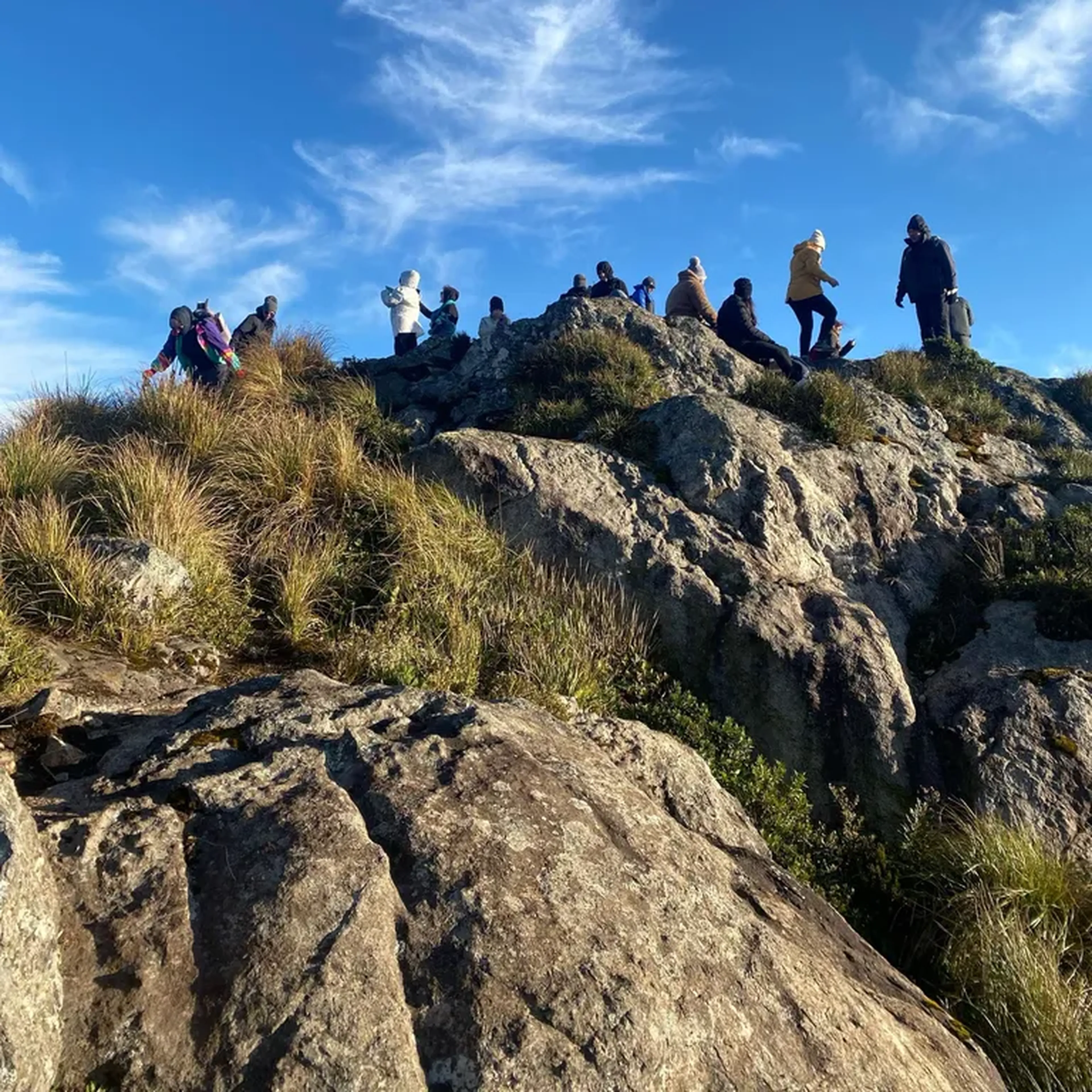 (28-09) Nascer do Sol na Pedra Furada do Itatiaia imagem