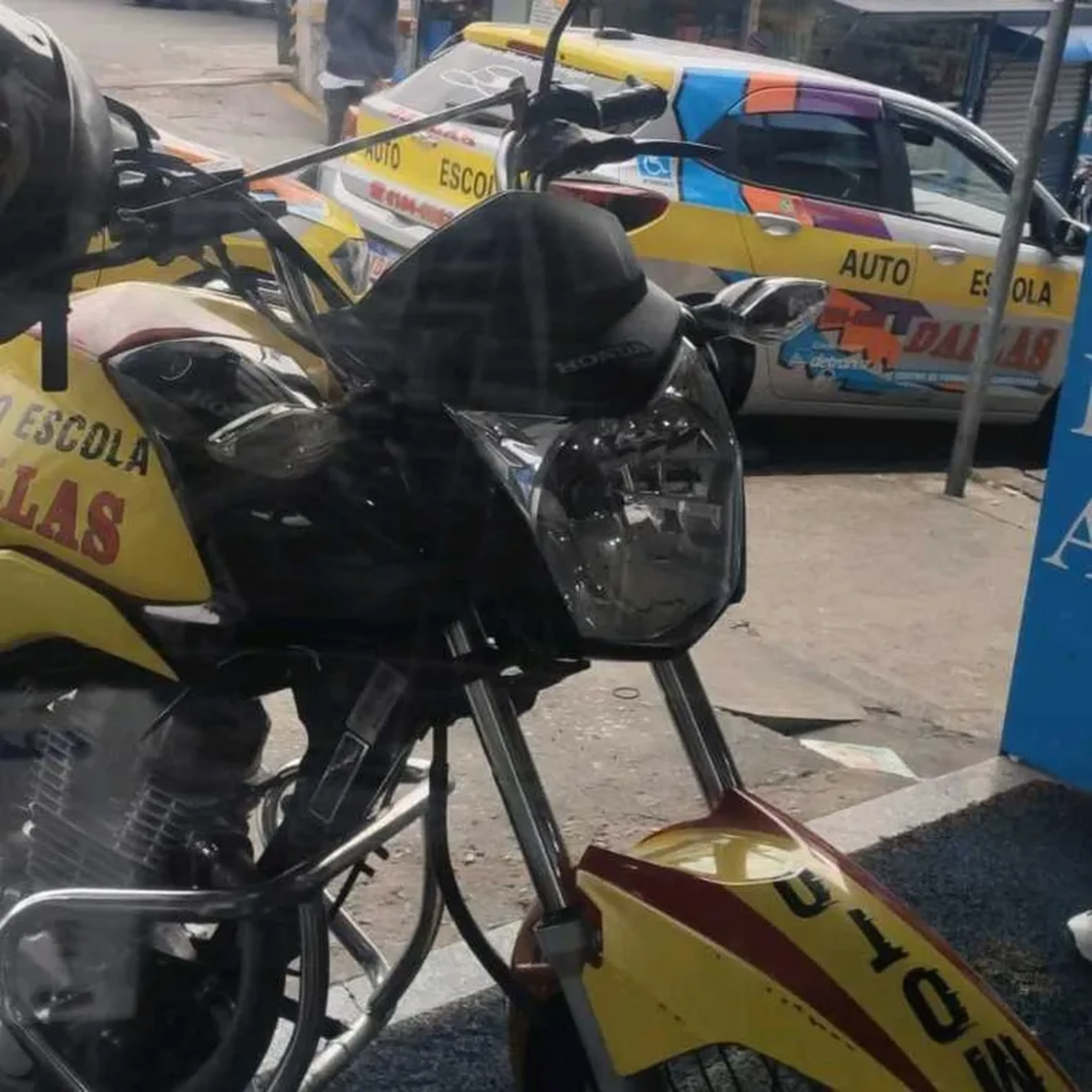 Habilitação B (carro automático) + A (moto) com 2 aulas de cada imagem