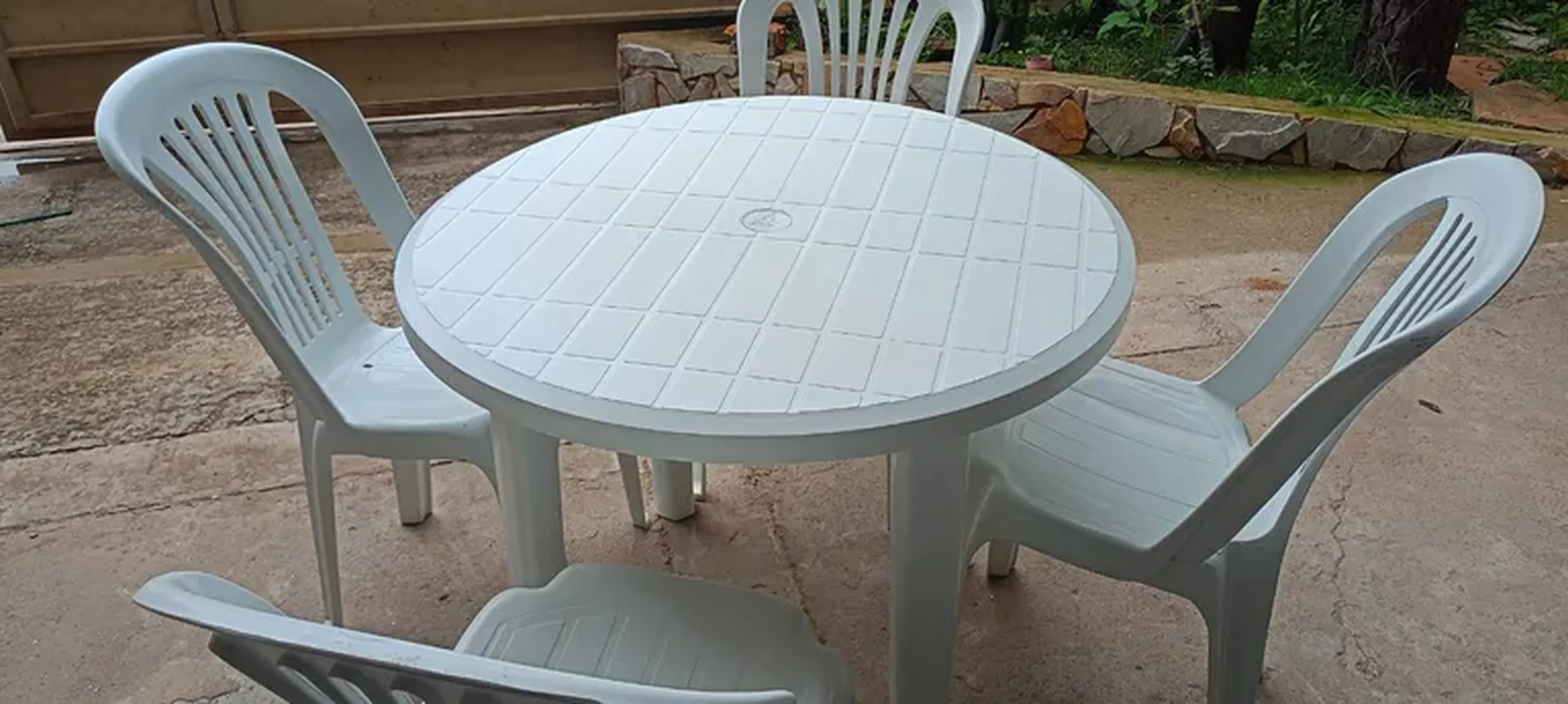 Mesa redonda + 4 cadeiras (aluguel) imagem