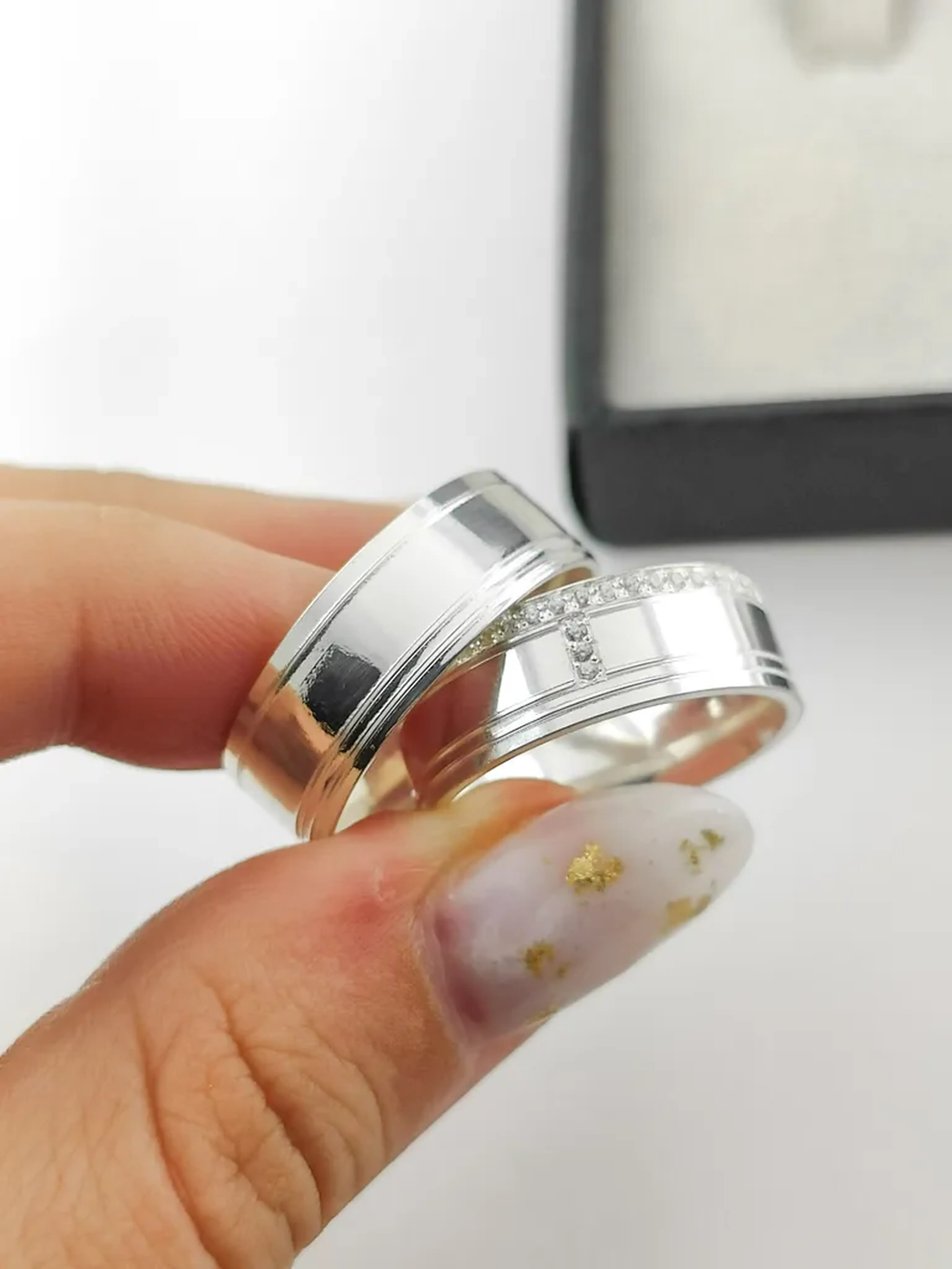 PAR DE ALIANÇA 7MM CRAVEJADA RETA imagem