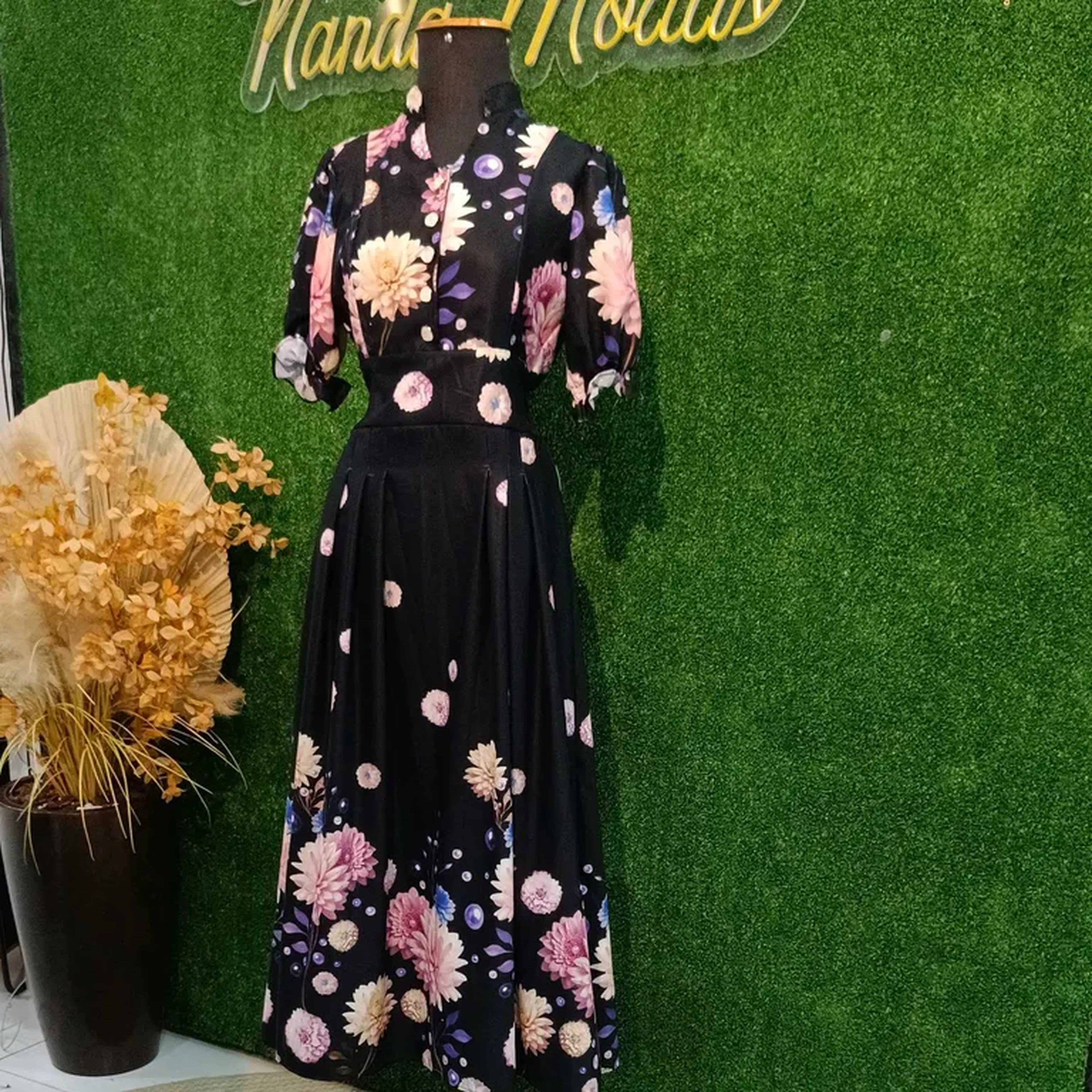 vestido preto com estampa de flores imagem