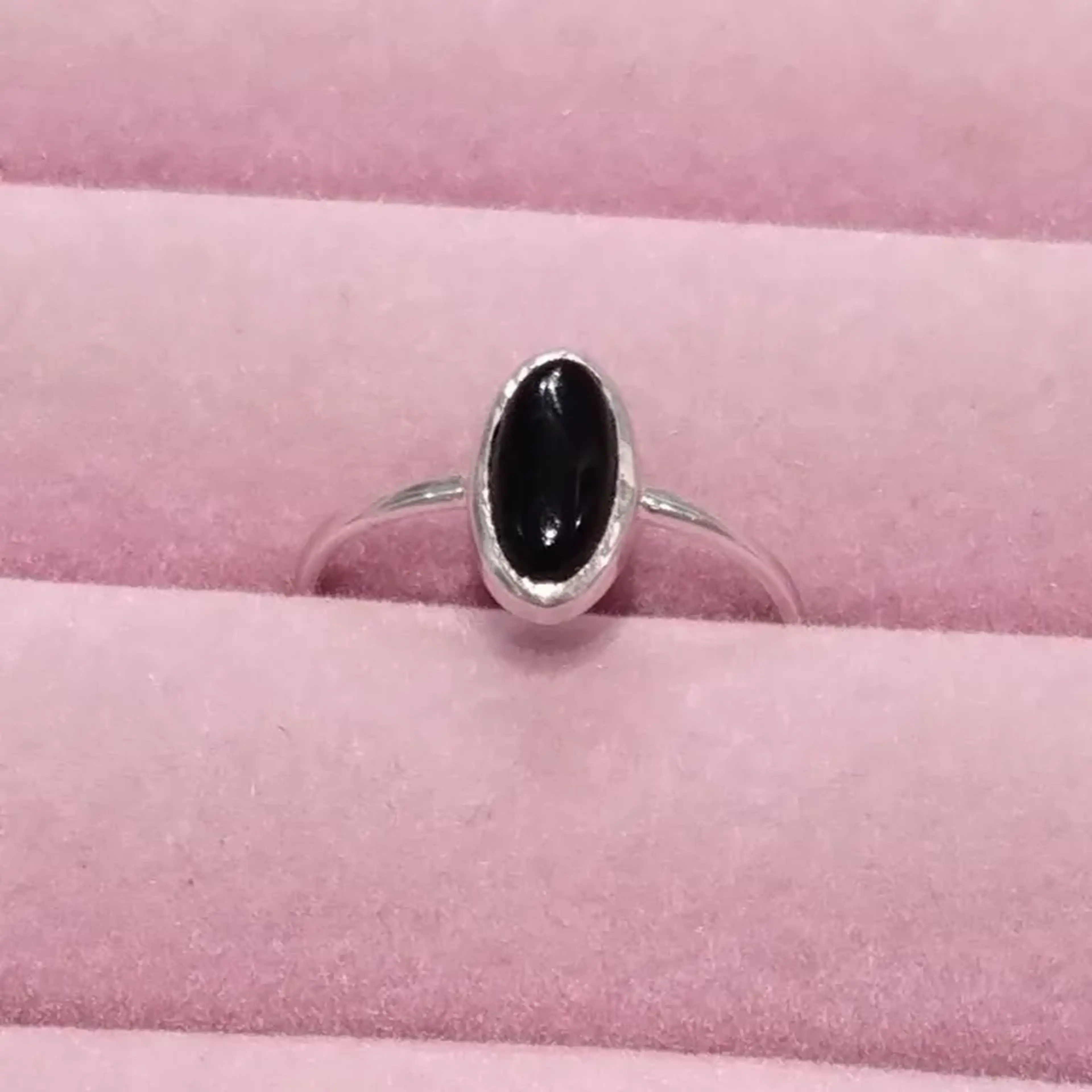 Anel de Prata 925 com Ônix Negro Oval imagem