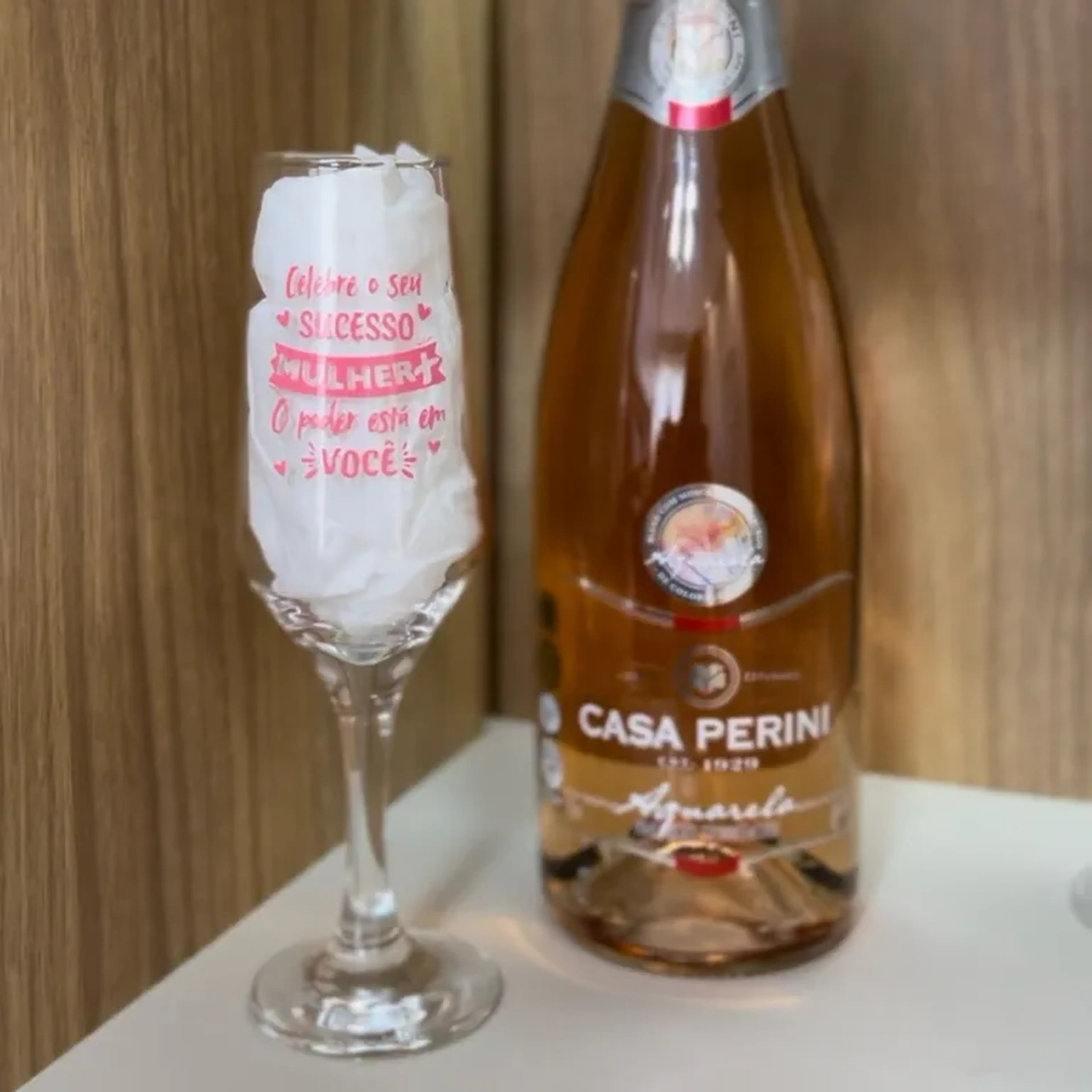 Uma (1) Taça Mulher Sempre+ Vidro estampa Rosa imagem