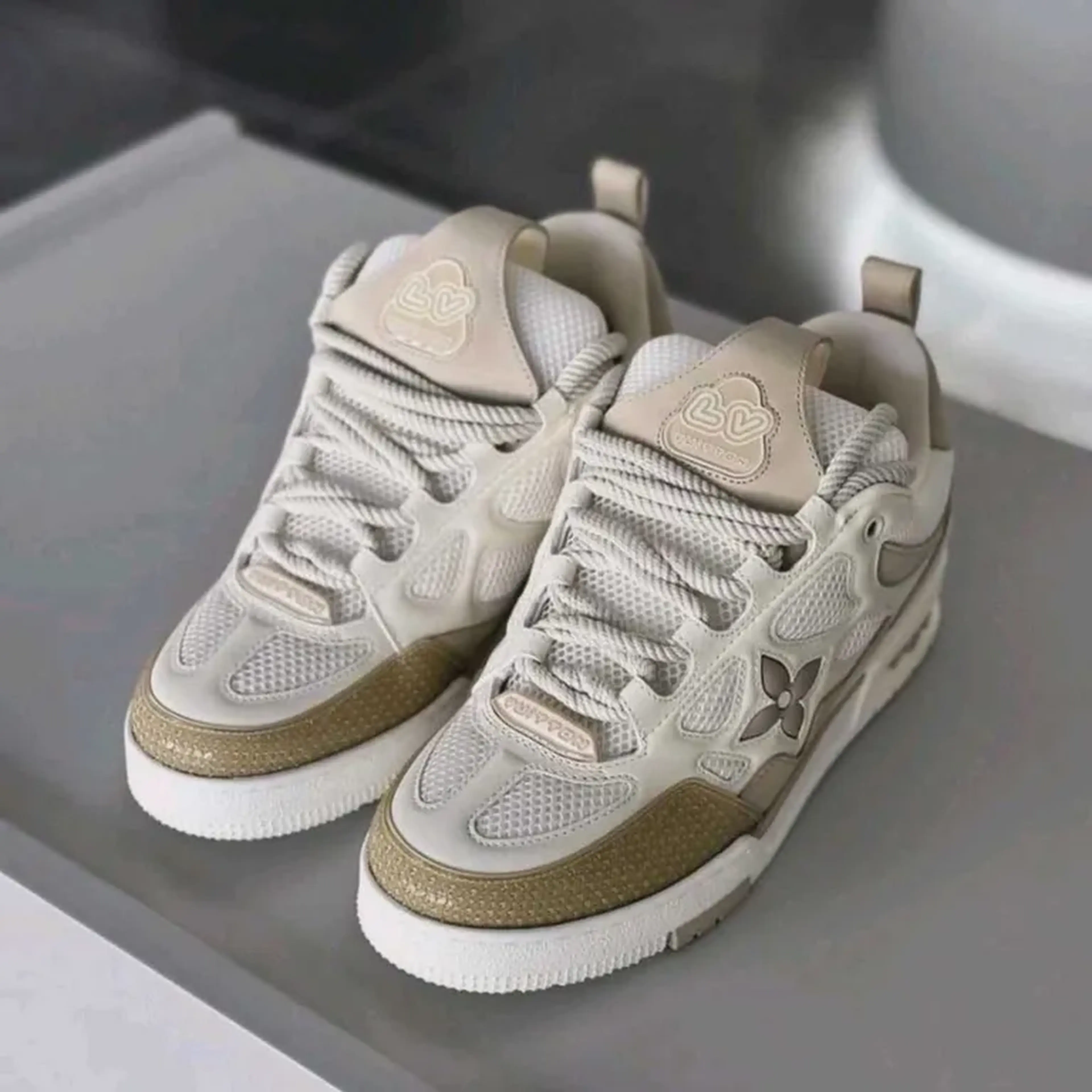Louis Vuitton LV Trainer Flor Bege imagem