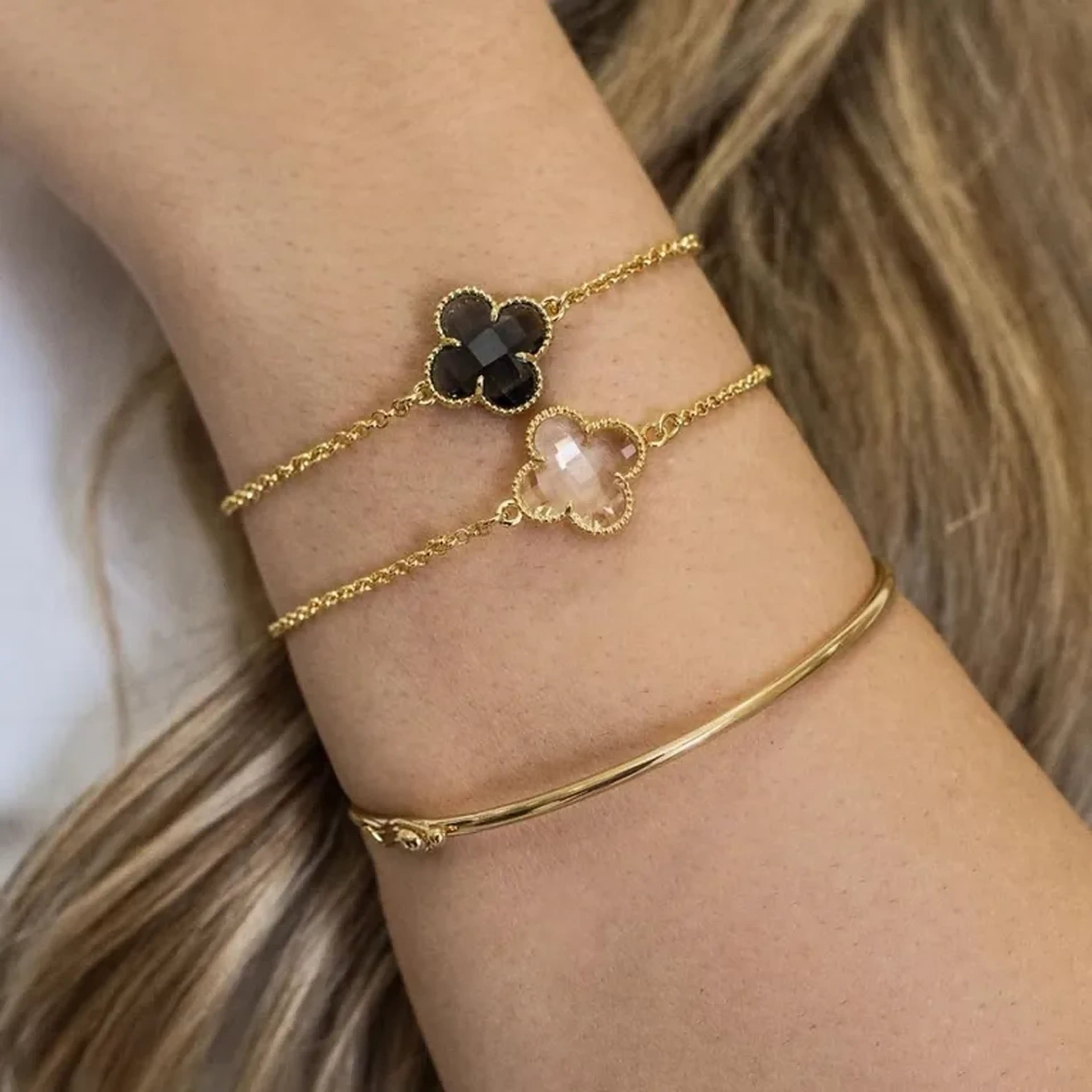 Pulseira dourada com um trevo transparente central imagem
