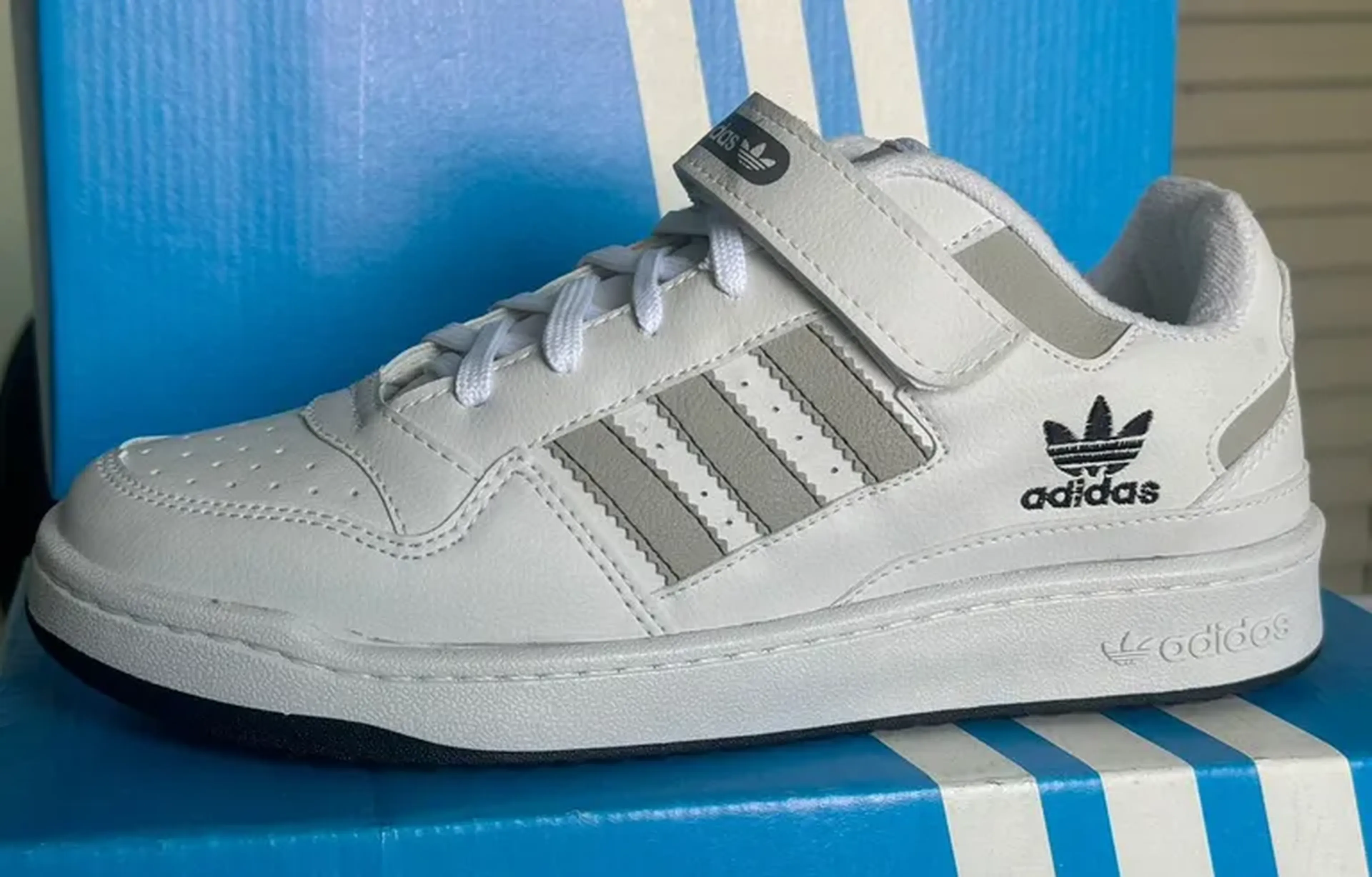 Adidas Branco e Cinza imagem