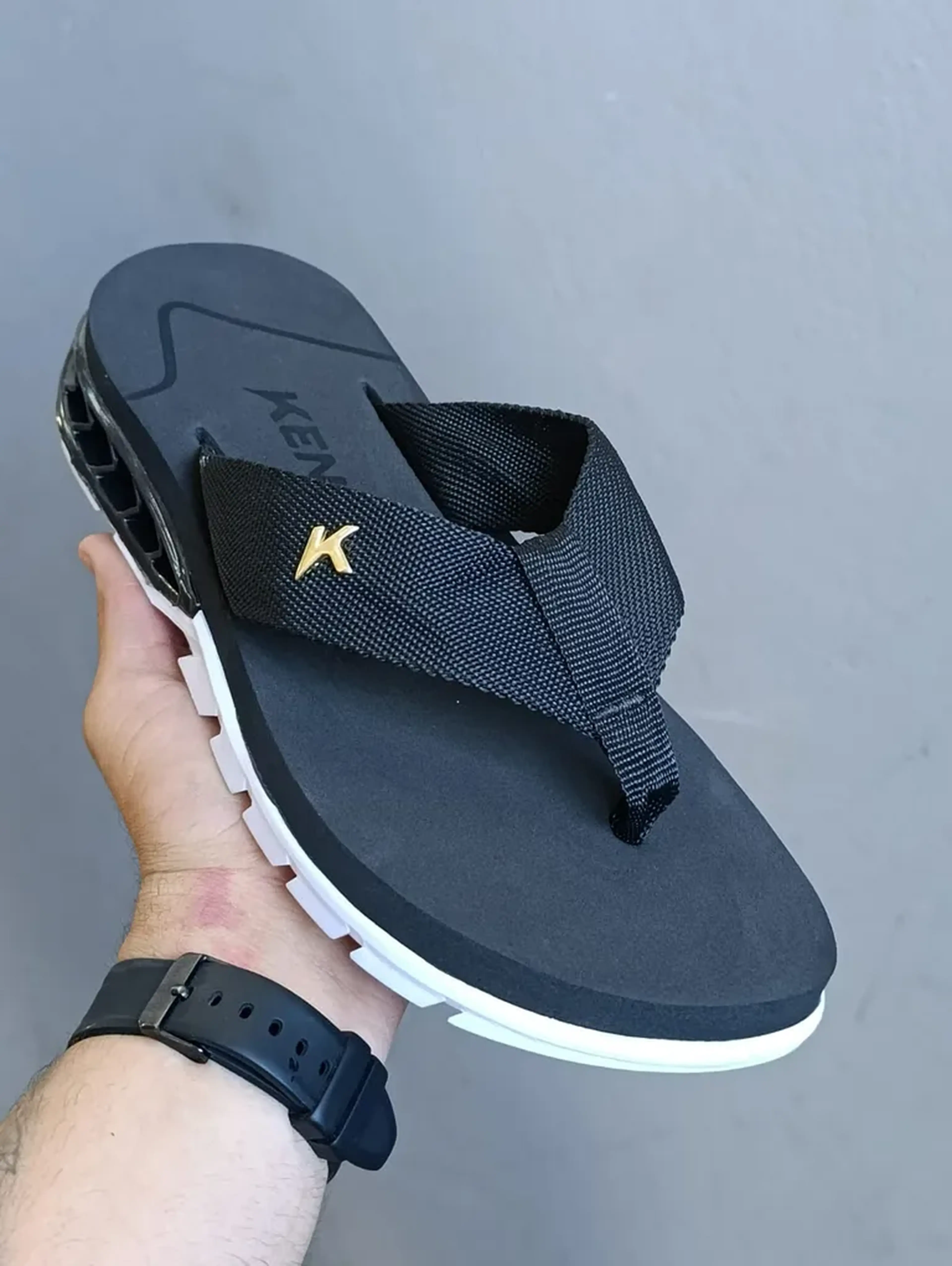 Chinelo Kenner preto com detalhe branco imagem
