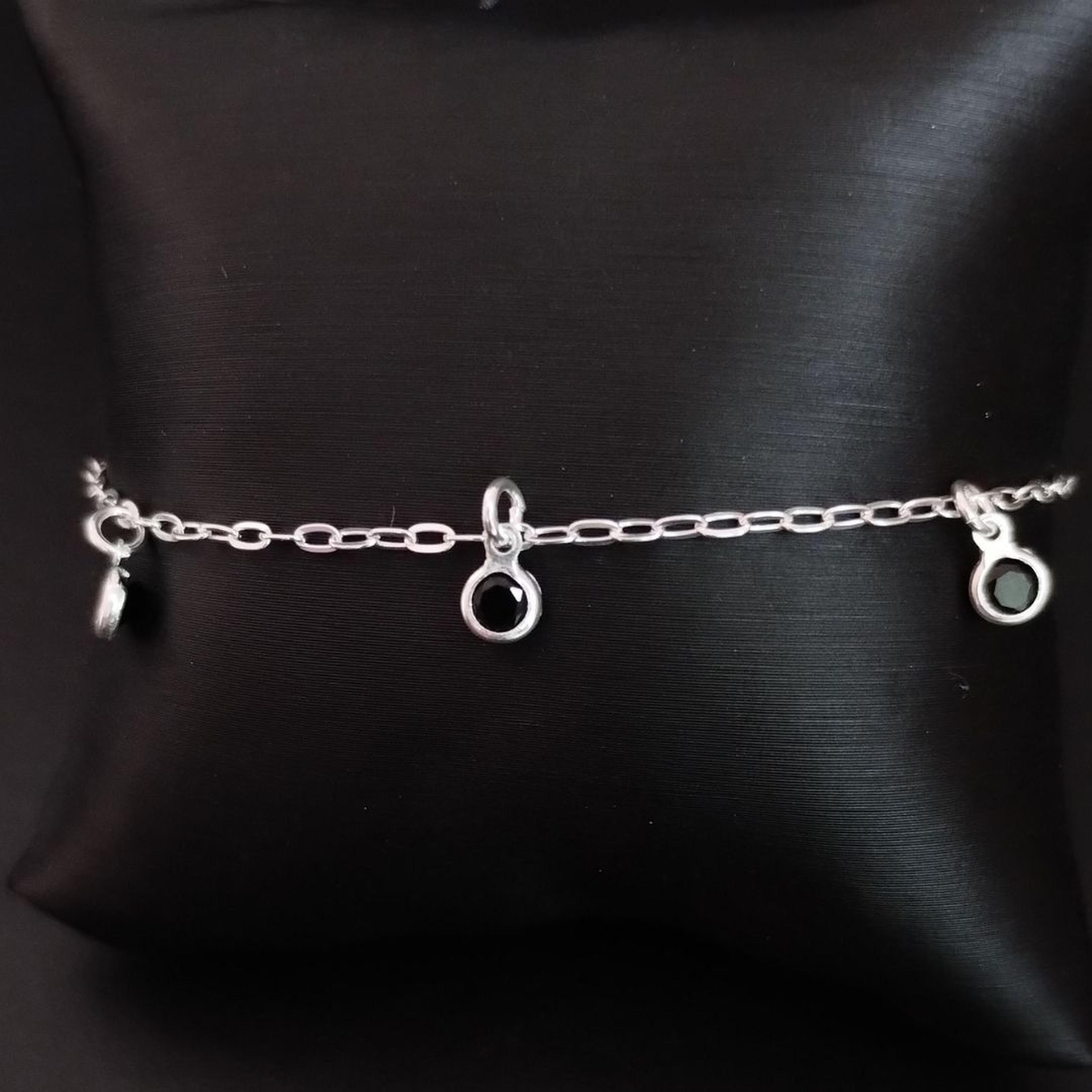 Pulsera com zirconias pretas penduradas. imagem