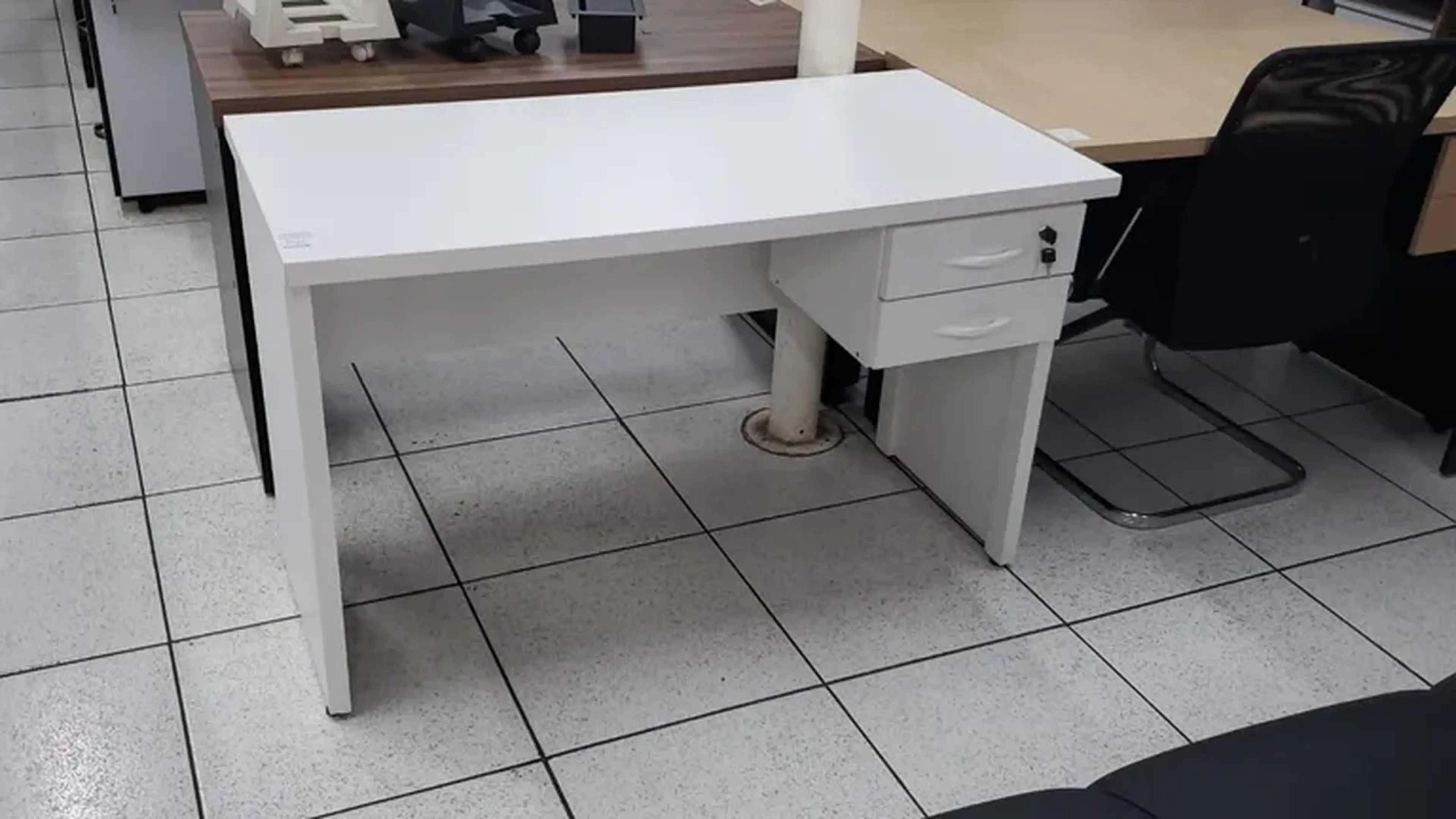 MESA COM 02 GAVETAS 100X60X74 TAMPO E PÉS COM BORDA 30MM FITADA imagem