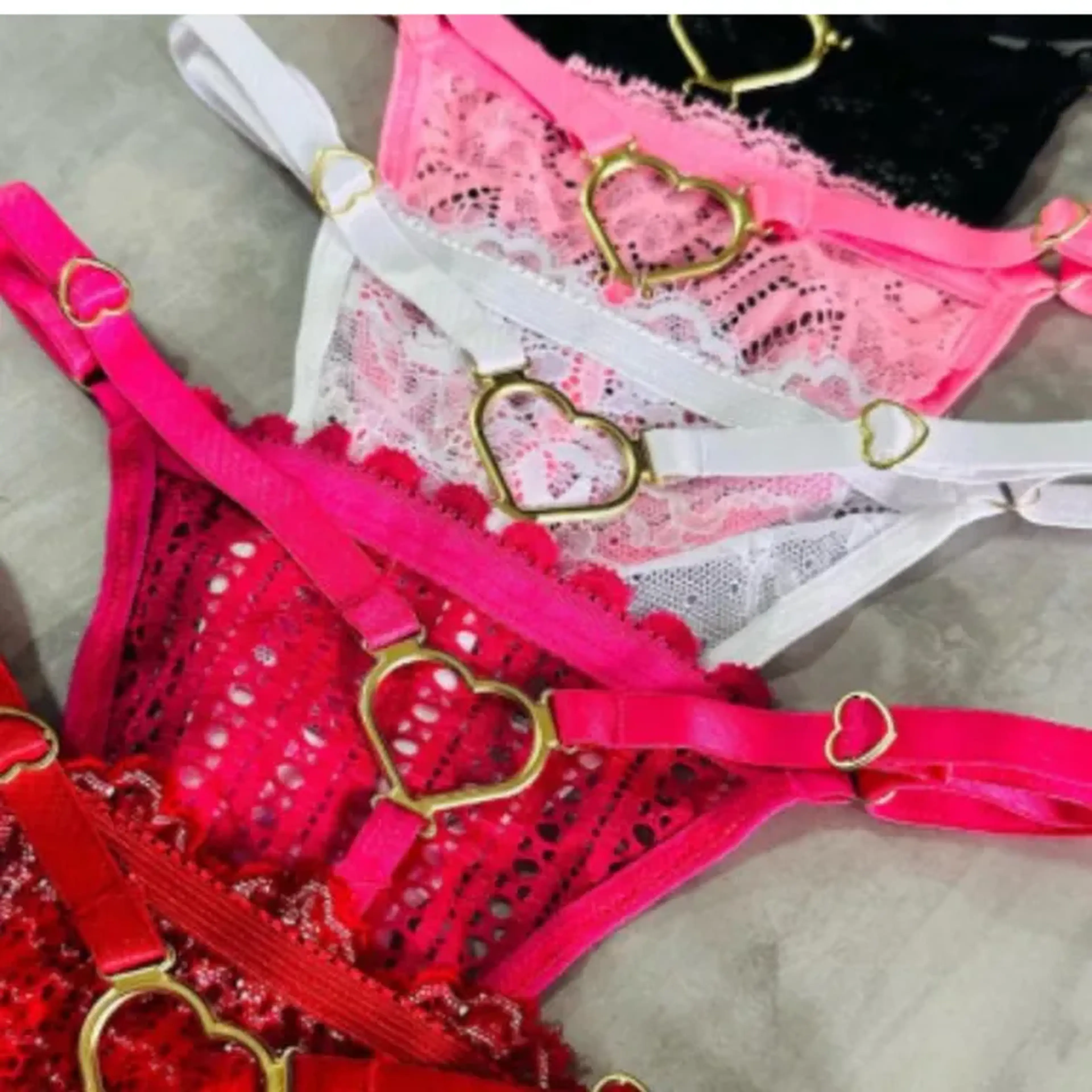 Calcinha de renda fio com coração atras e regulagem imagem
