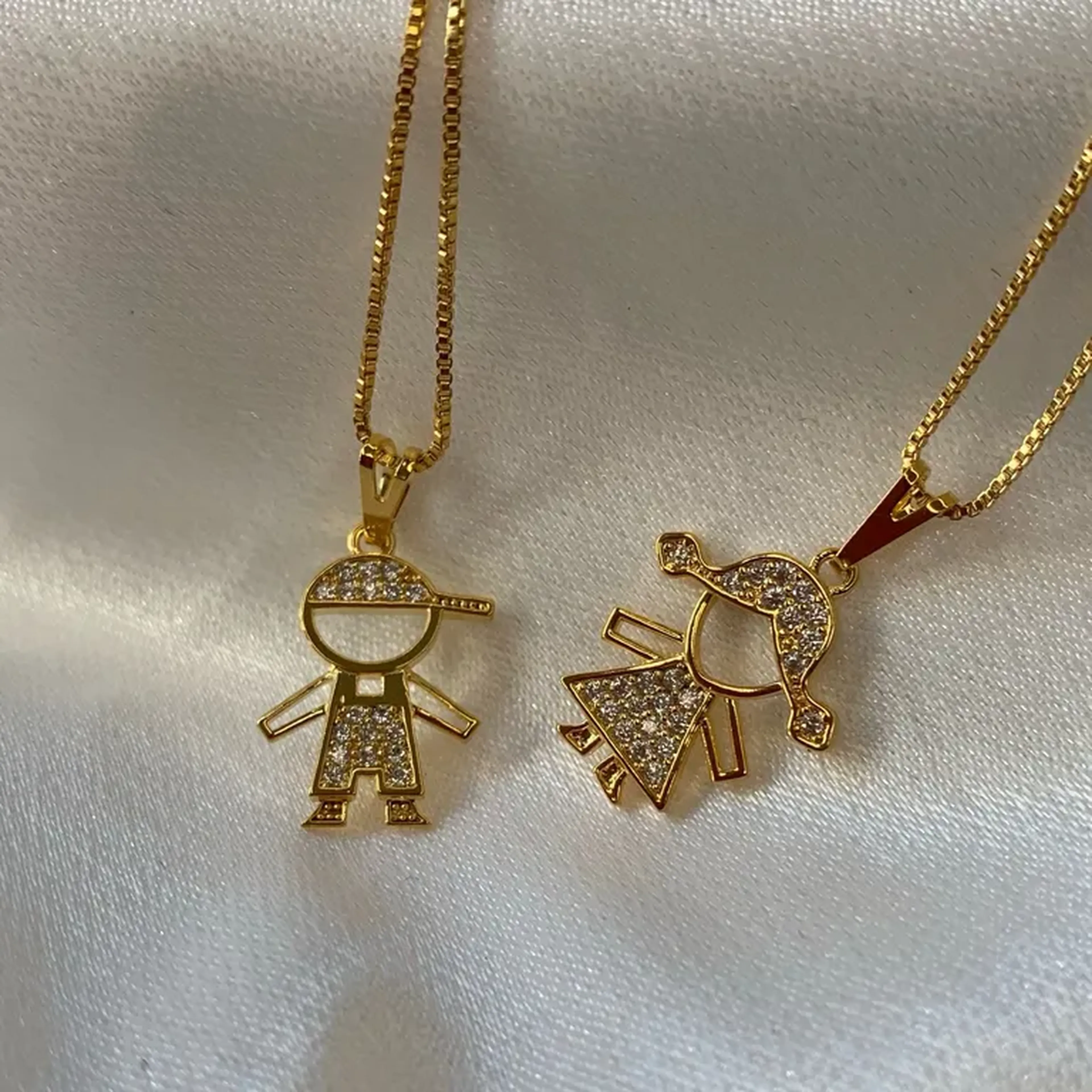 Colar especial Menino e Menina em banho de ouro imagem