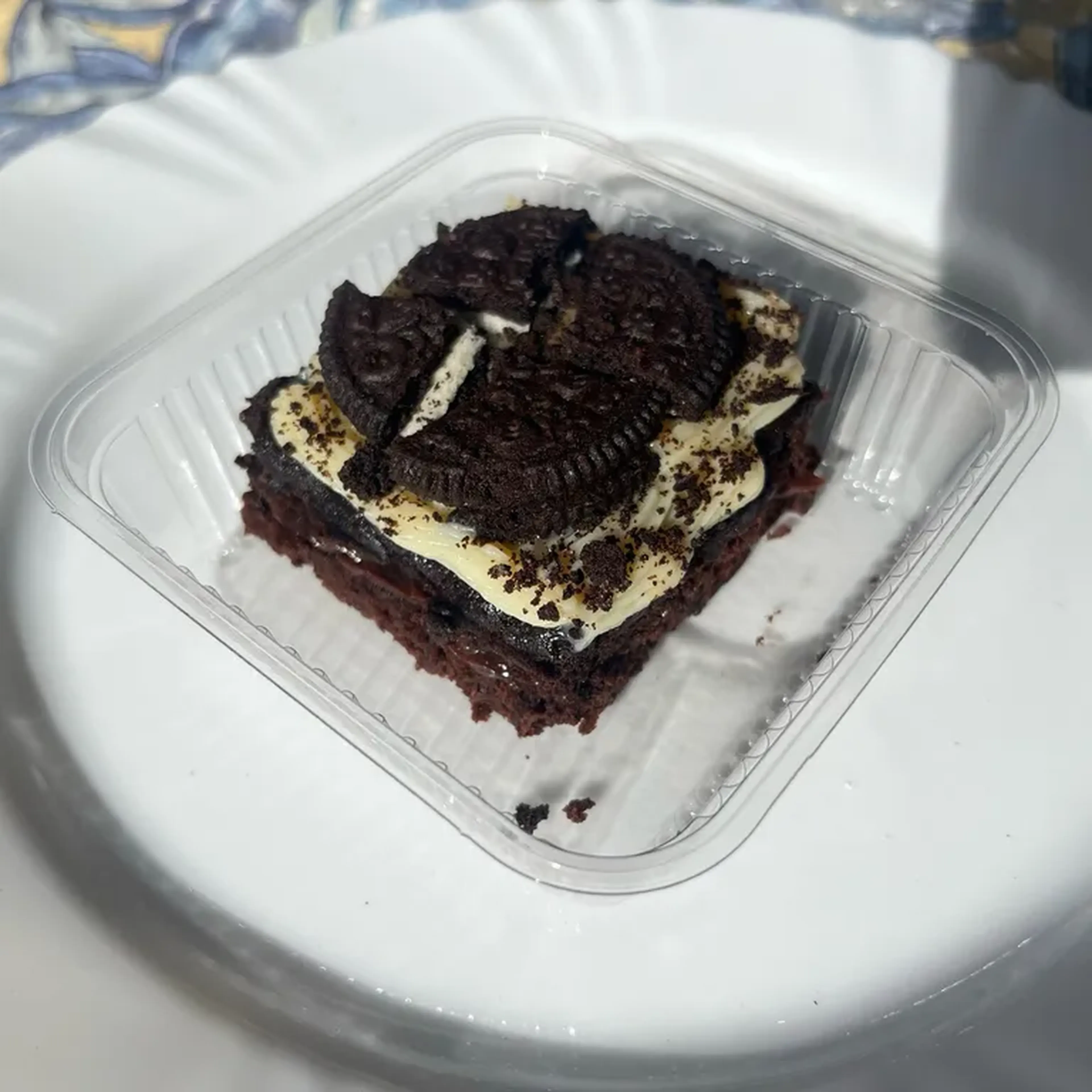 Brownie com recheio de Brigadeiro e cobertura de Ninho com Oreo imagem