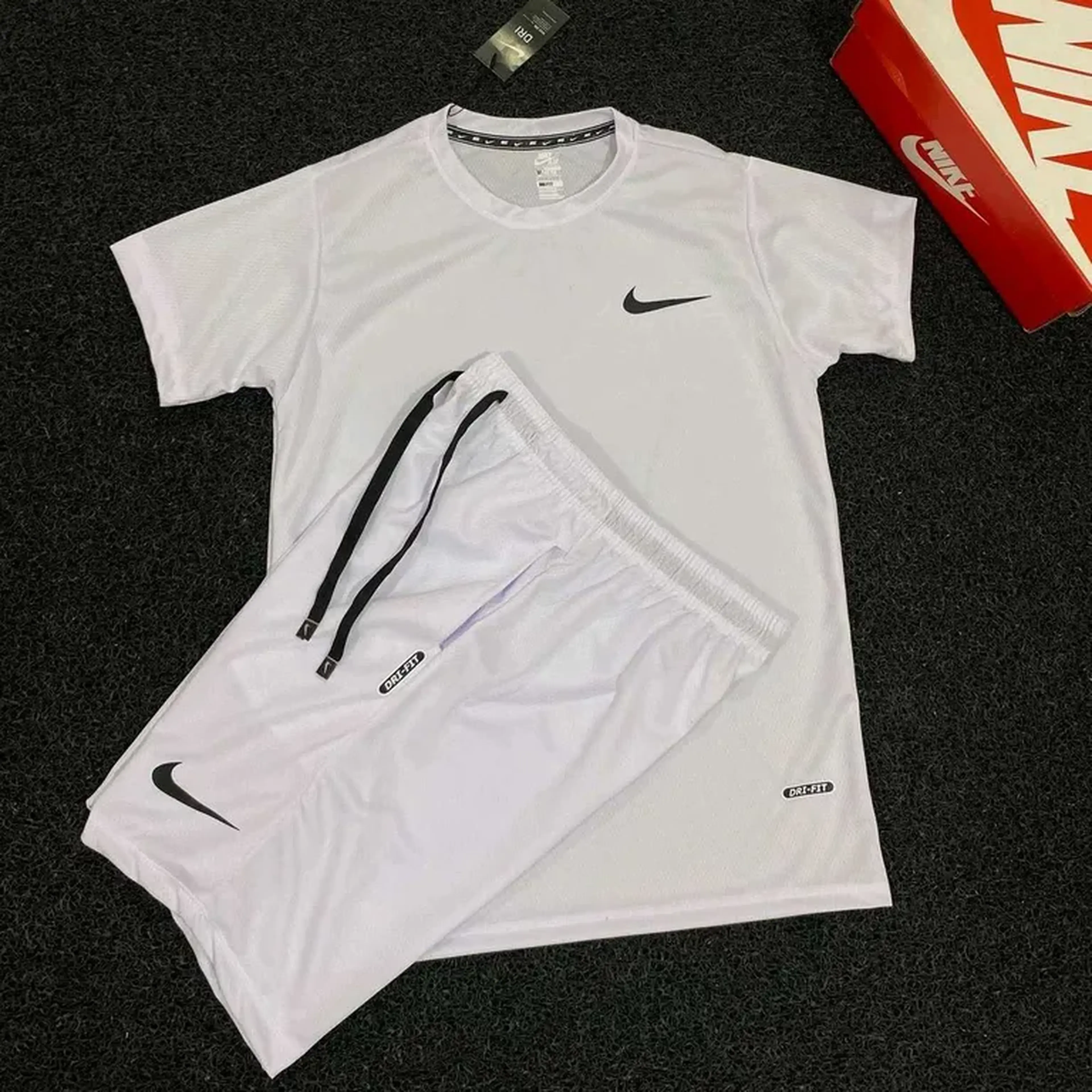 CONJUNTO COLMEIATECIDO GRÃO DE ARROZ DRY FIT NIKE imagem