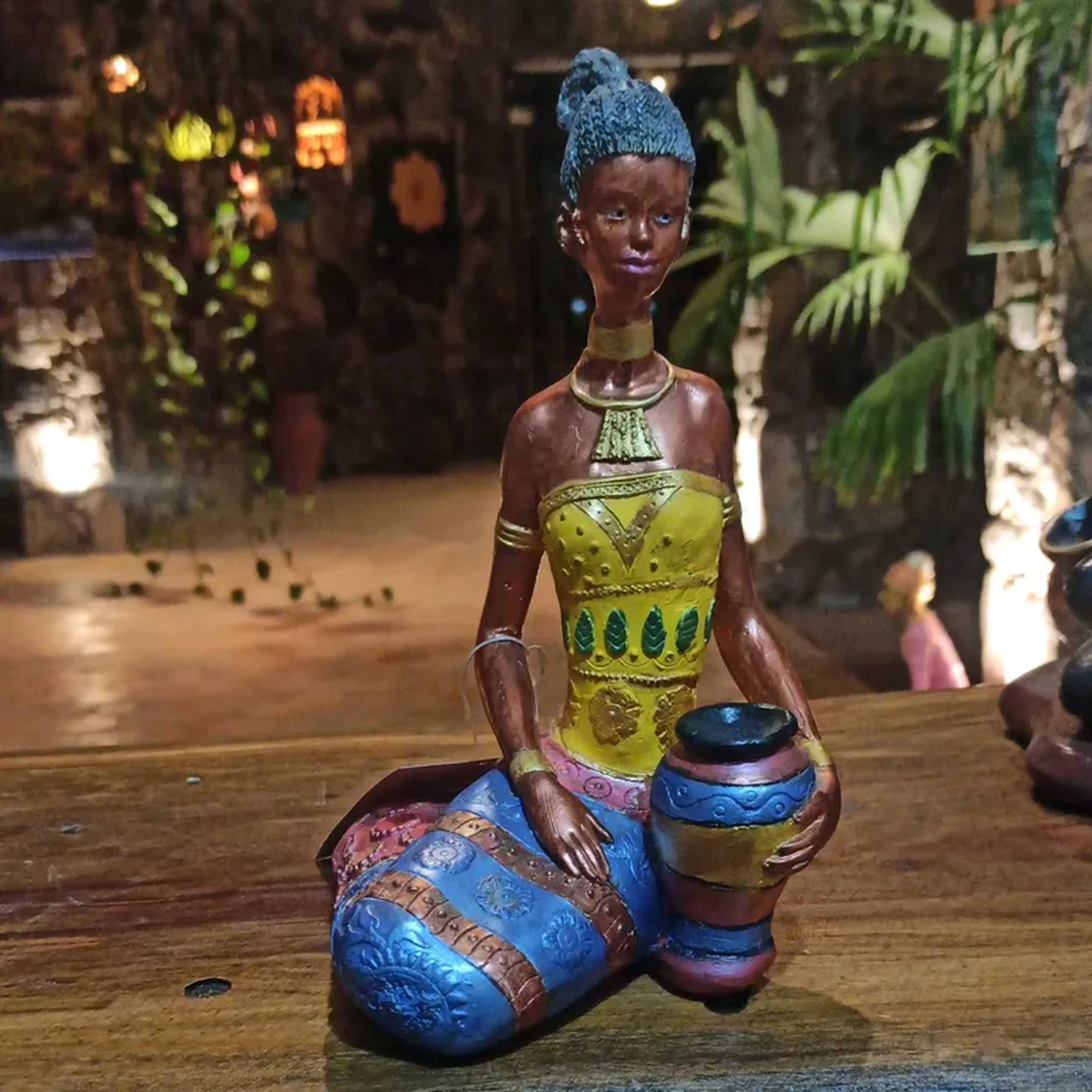 Africana sentada 24cm x 16cm imagem