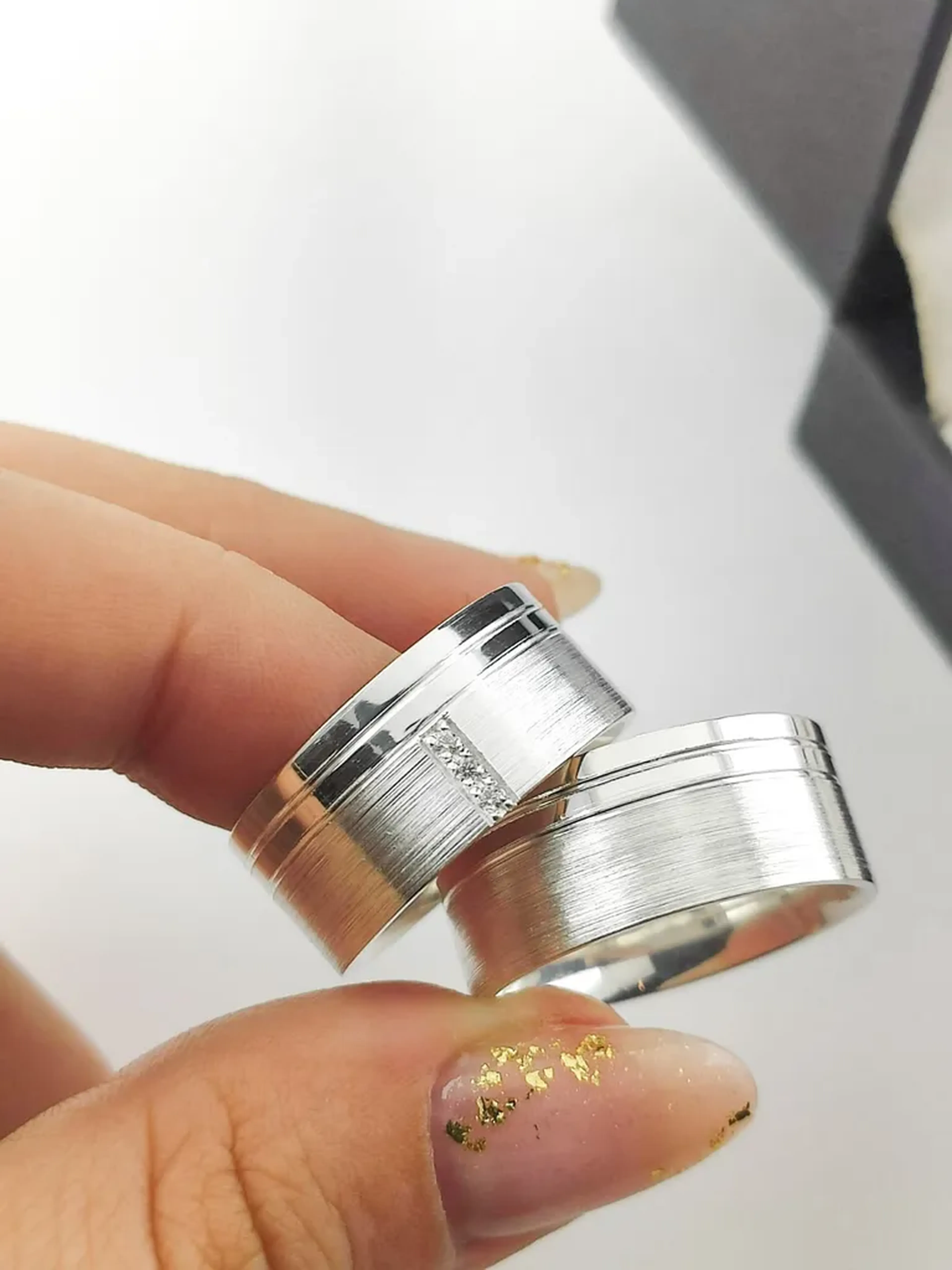 PAR DE ALIANÇA 9MM FOSCA CRAVEJADA imagem