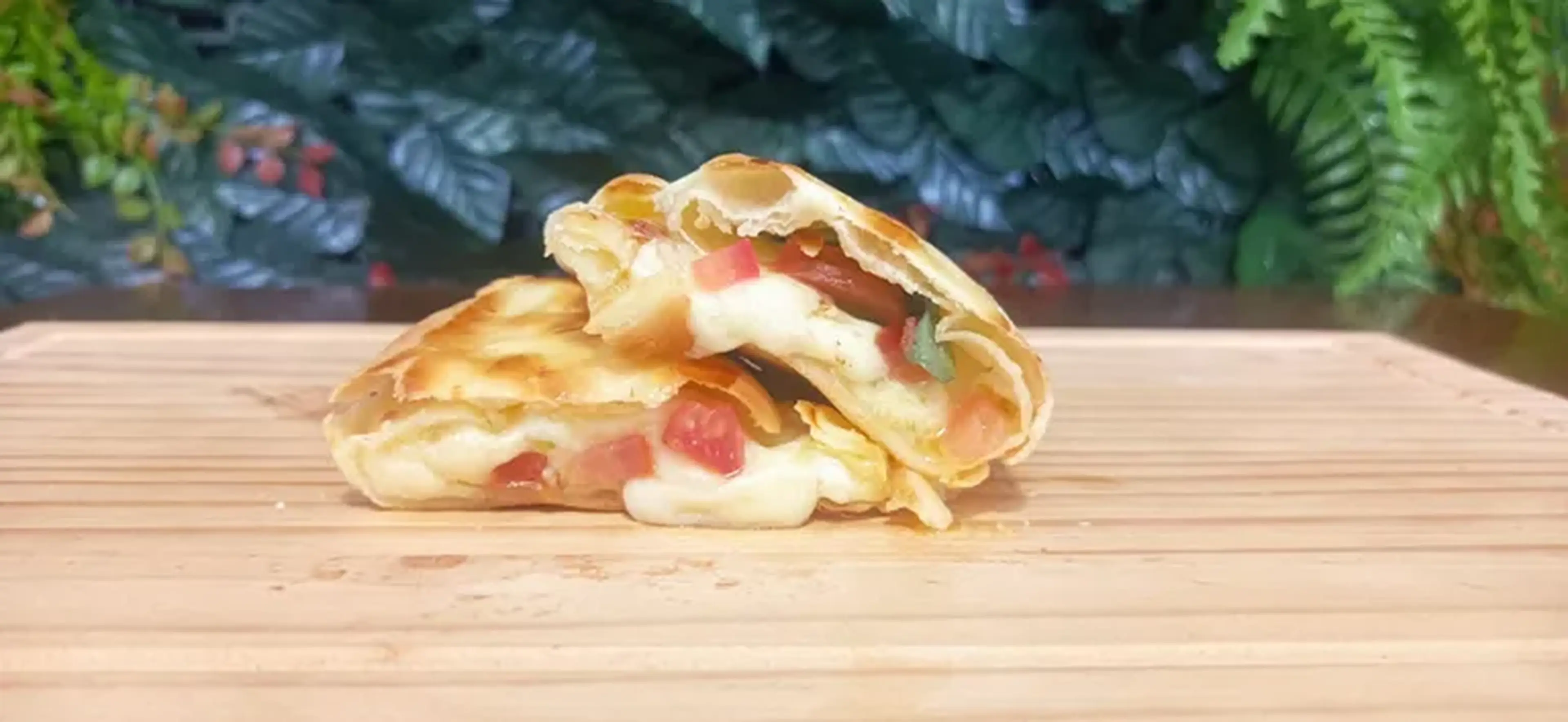 Empanada de Queijo, Tomate, Manjericão e Orégano imagem
