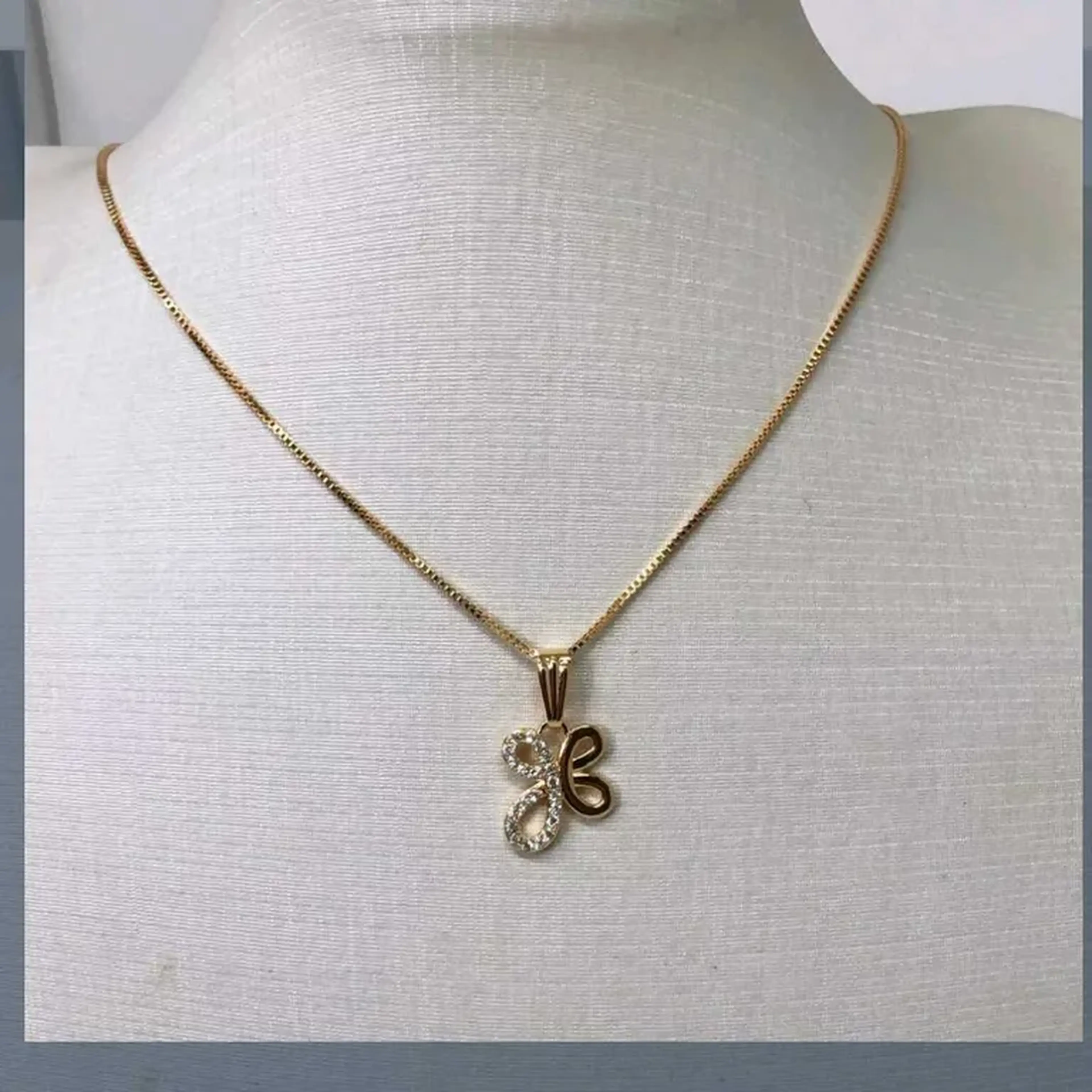 Colar com pingente de borboleta imagem