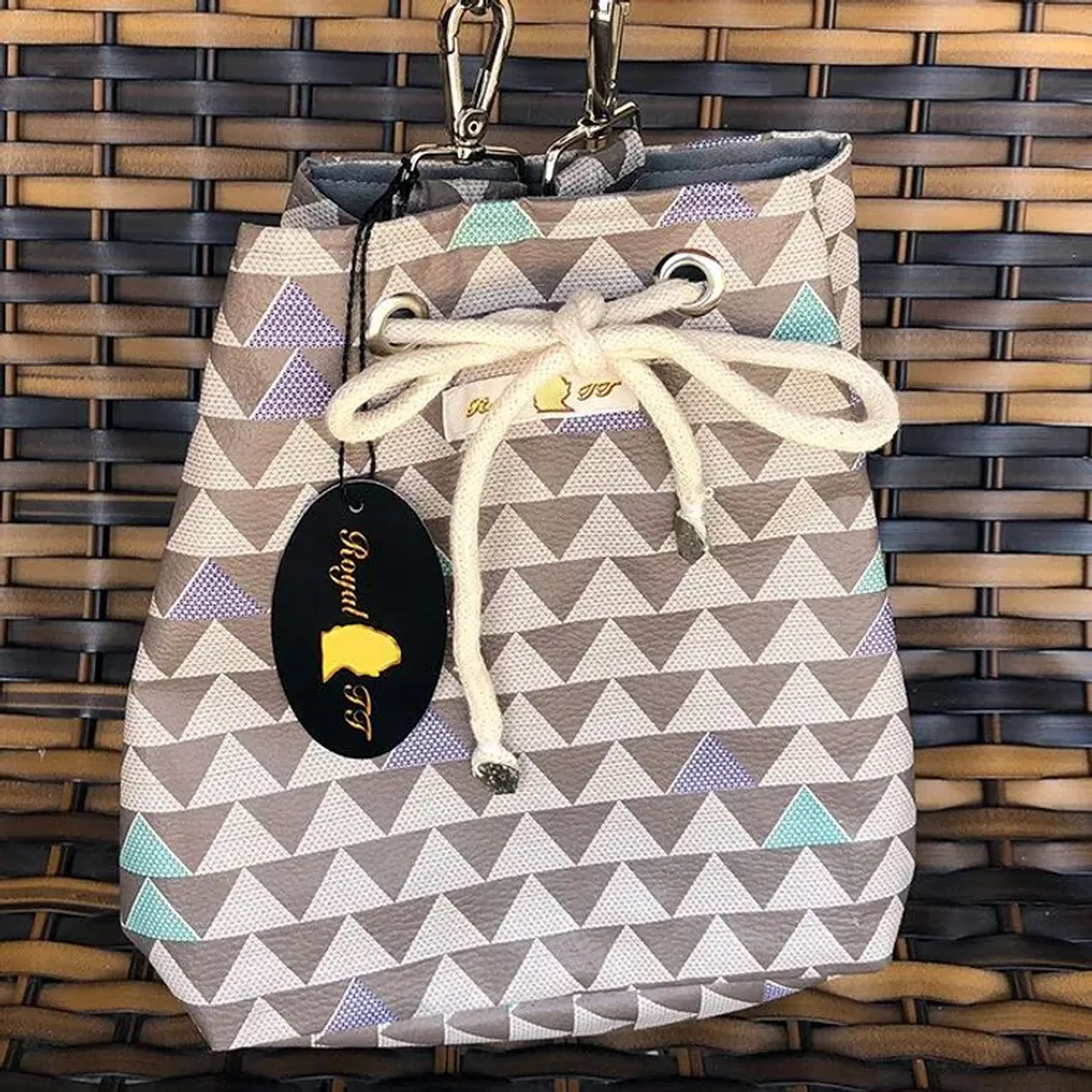 Bolsa Tiracolo Modelo Saco em PVC e Alça Chic imagem