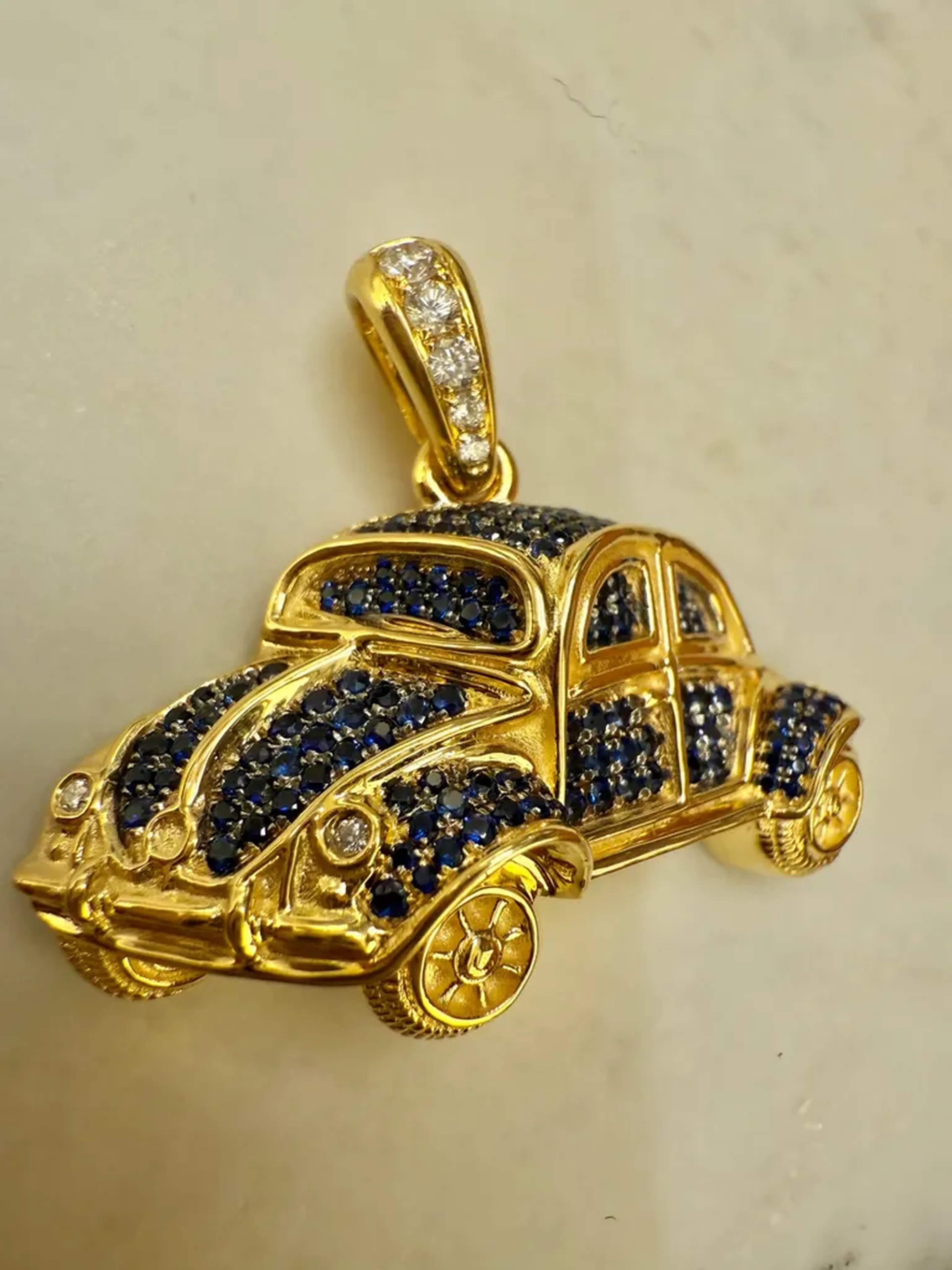 Pingente Fusca em ouro 18k com safiras e diamantes imagem