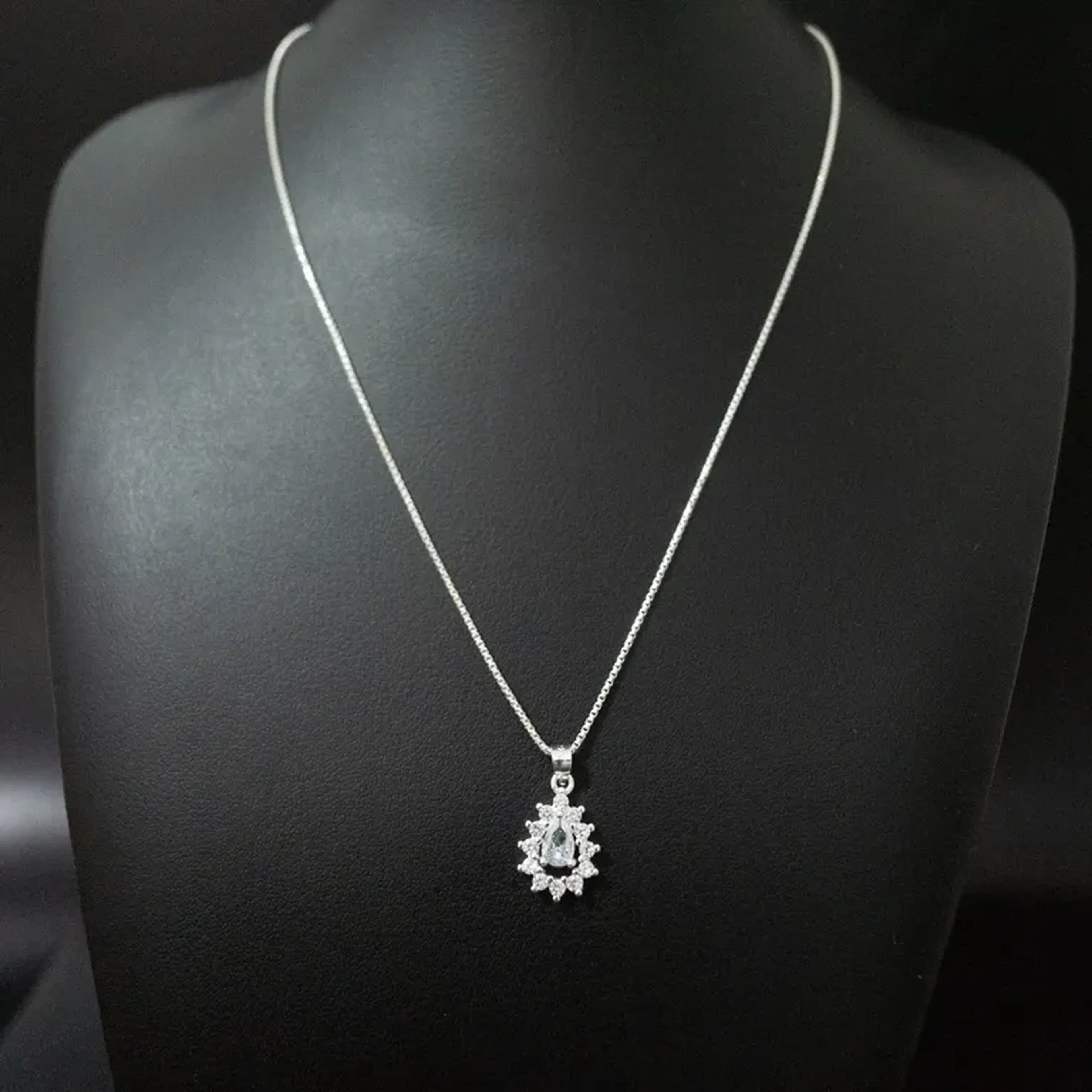 Conjunto de Colar e Brinco em Prata 925 com Pingente Gota imagem