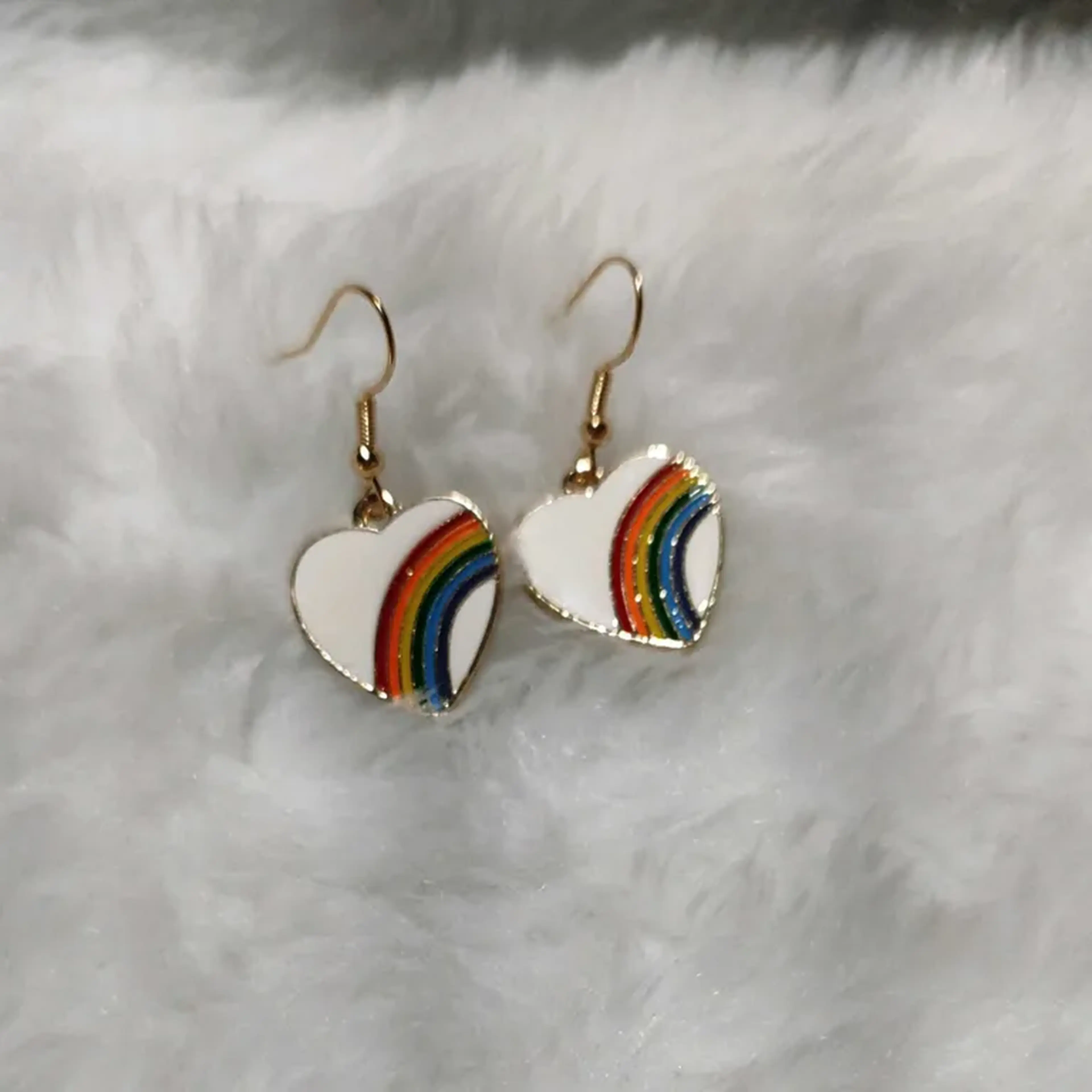 Brinco em formato de coração arco-íris imagem
