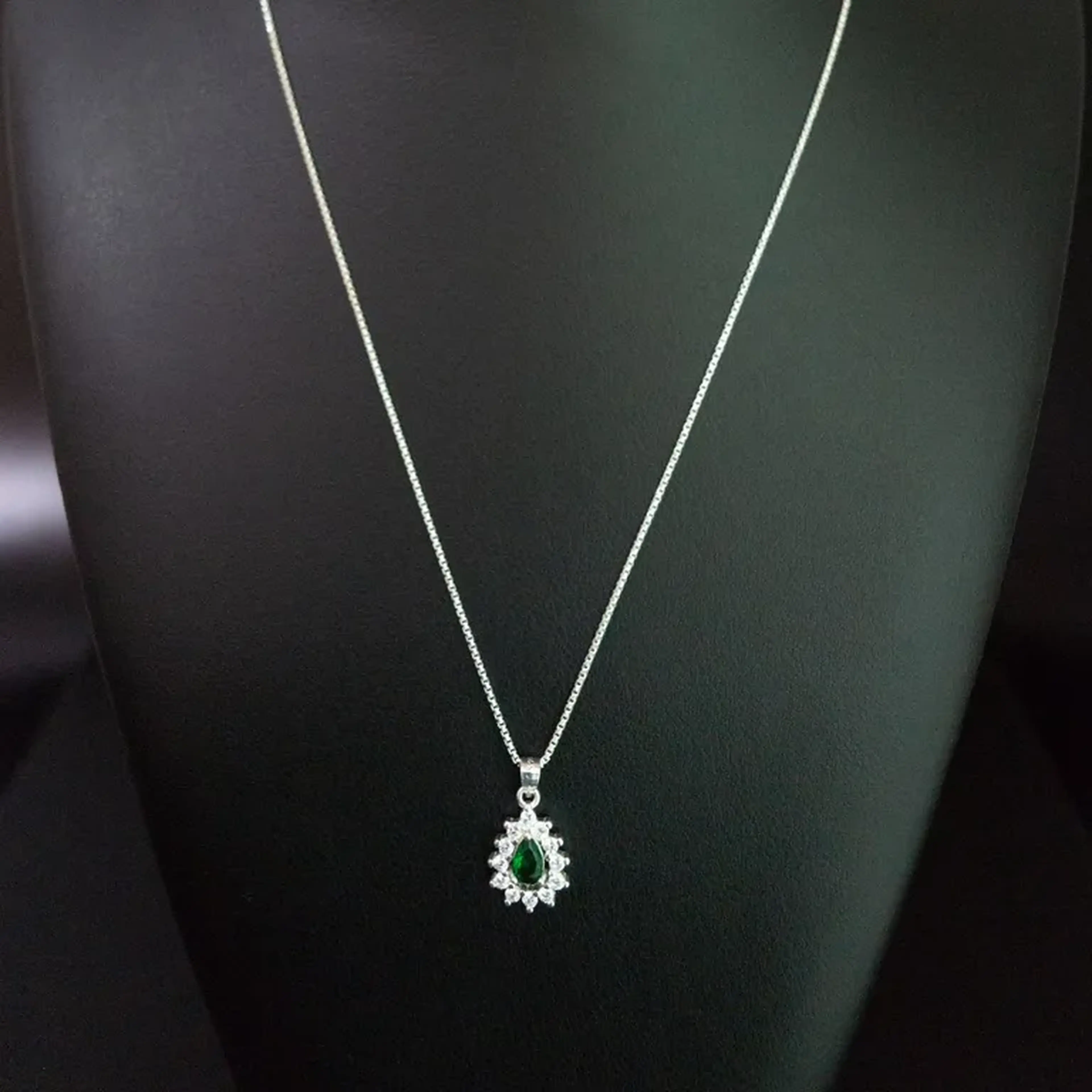 Conjunto Elegância em Prata 925: Colar e Brincos Gota Cravejados imagem