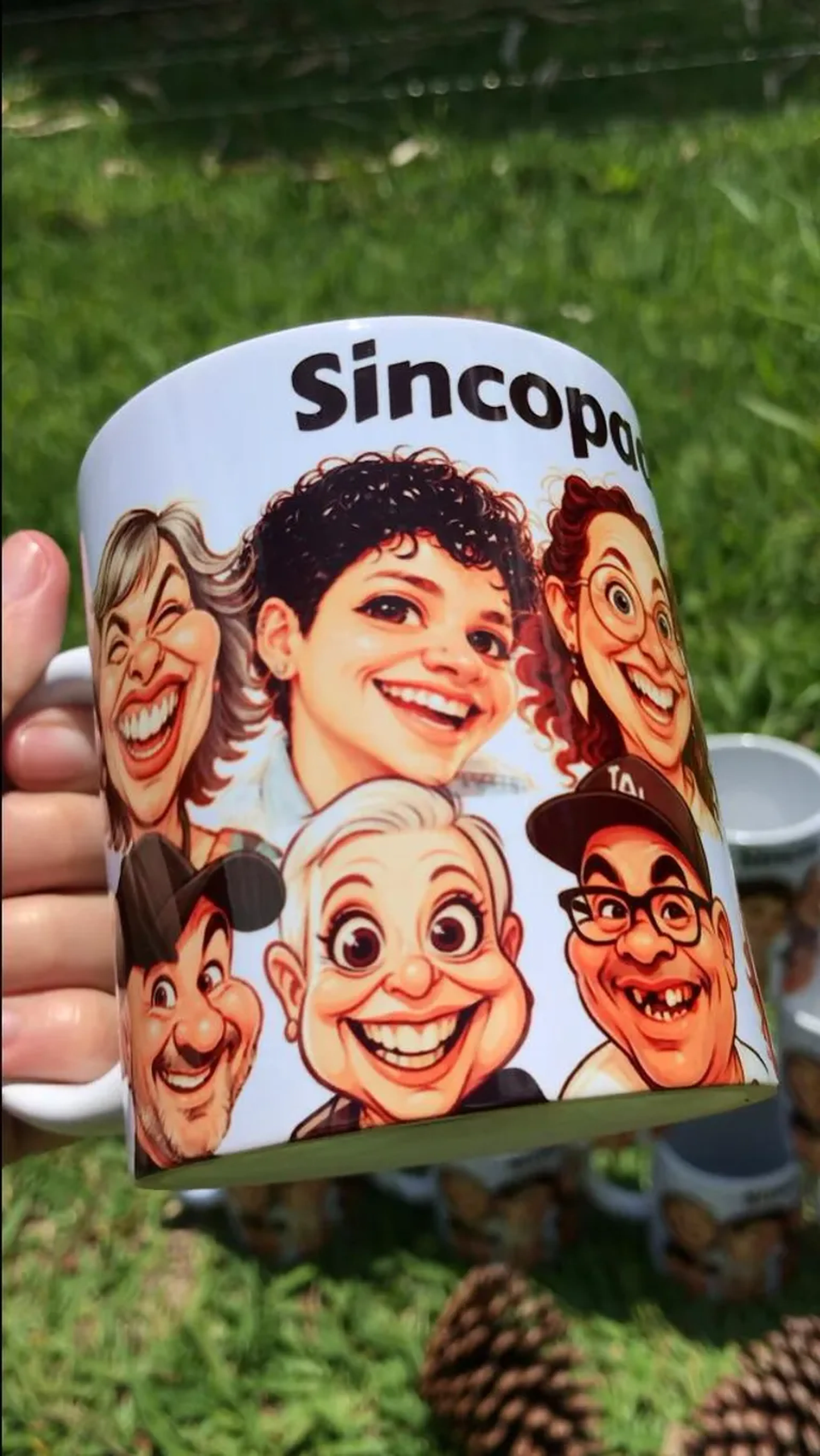 Caneca Com Caricatura em Grupo imagem