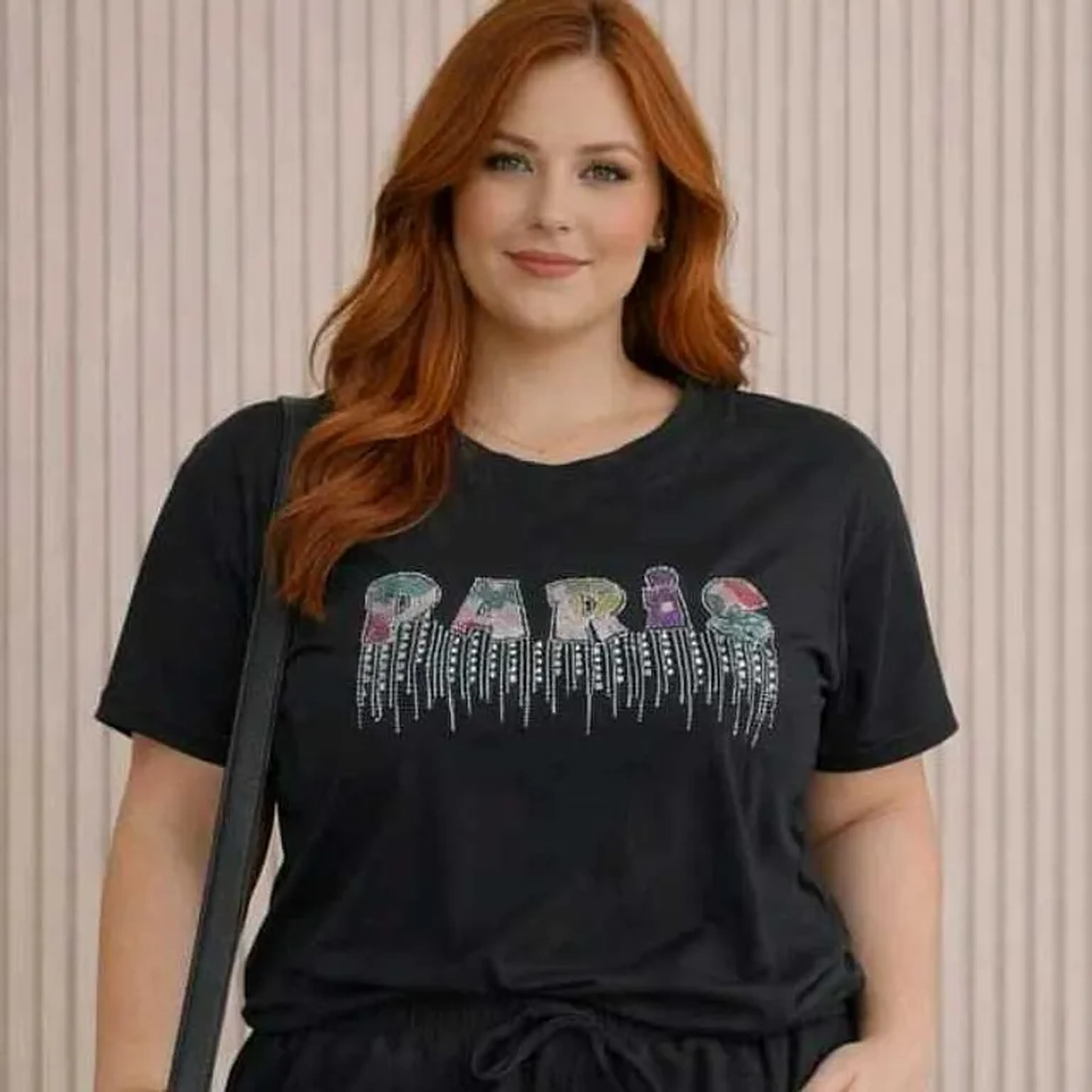 BLUSA TIPO T-SHIRT PRETA COM PAETÊS COLORIDOS E STRASS imagem