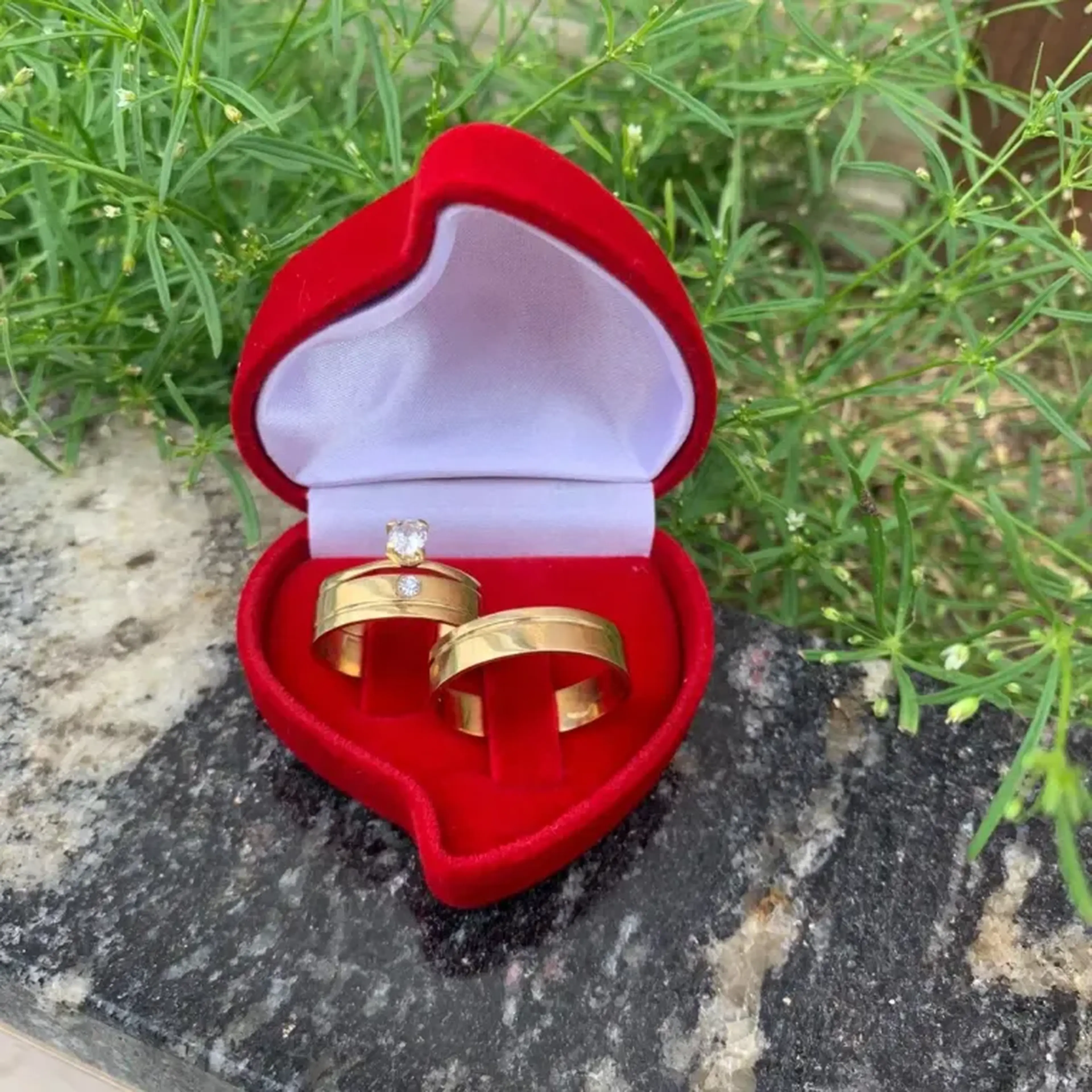 Alianças com pedra cravejada no centro imagem