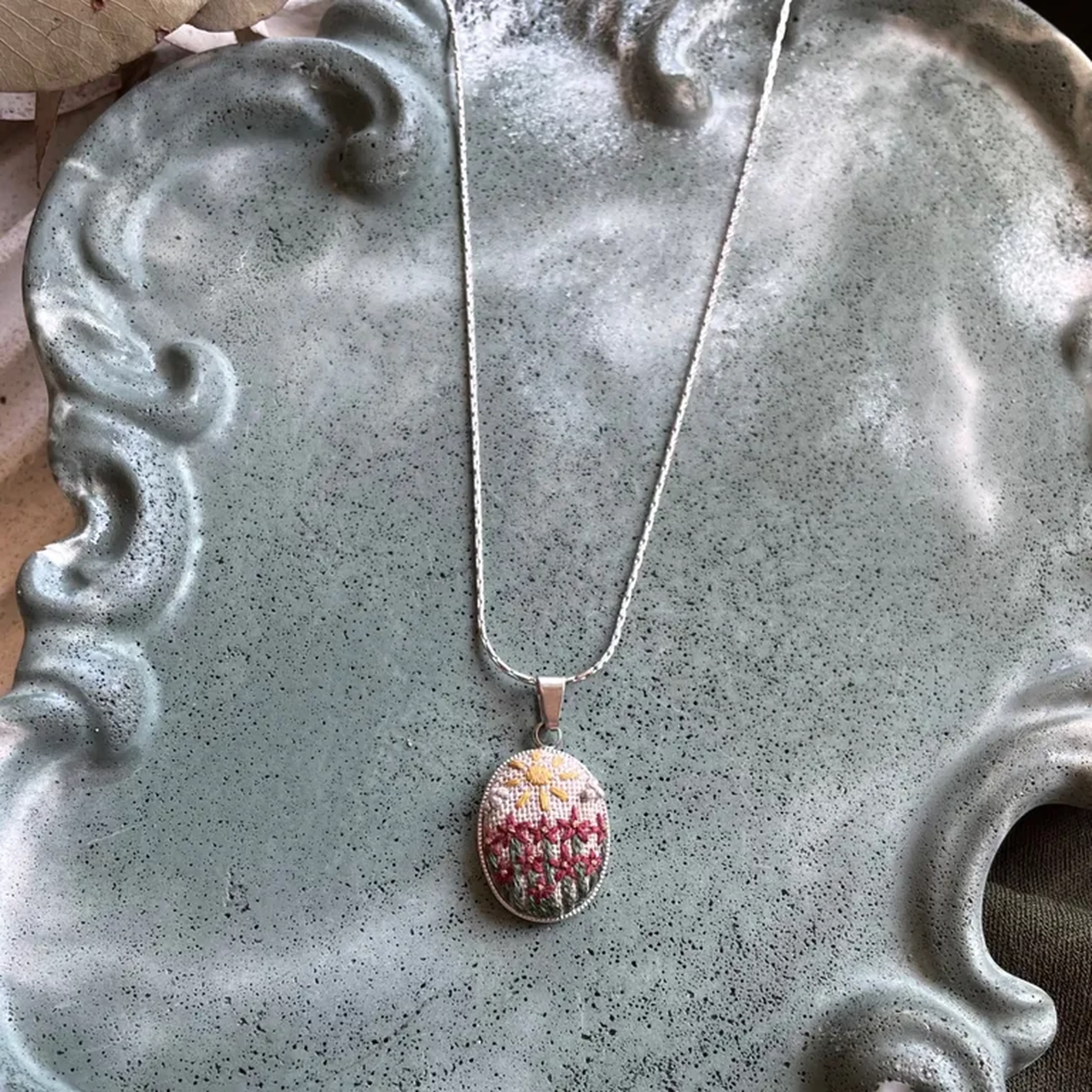 Colar com bordado de jardim com flores vermelhas imagem