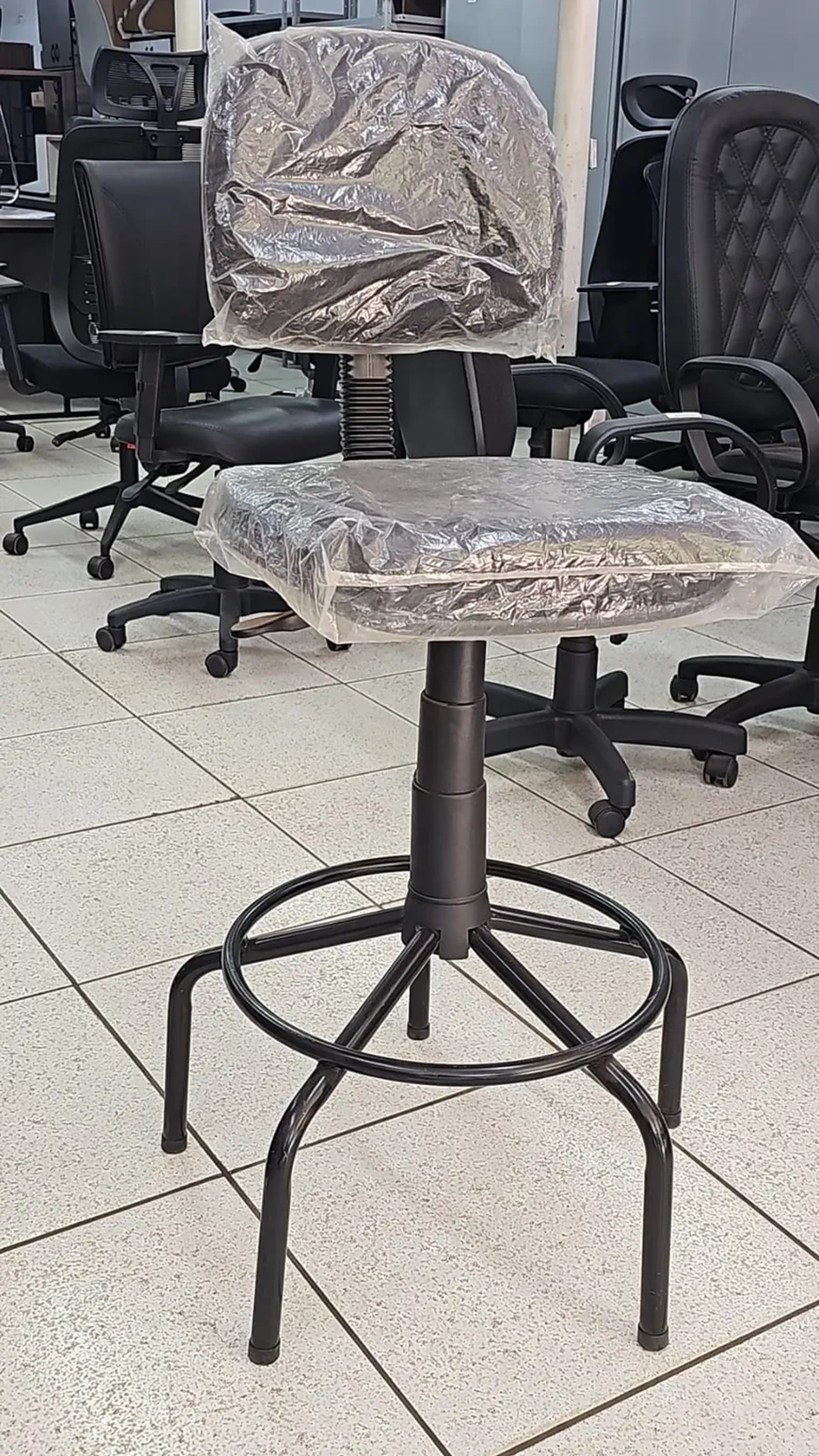 CADEIRA CAIXA SECRETARIA PRETA ((BASE MODELO ARANHA)) AMERICANFE imagem