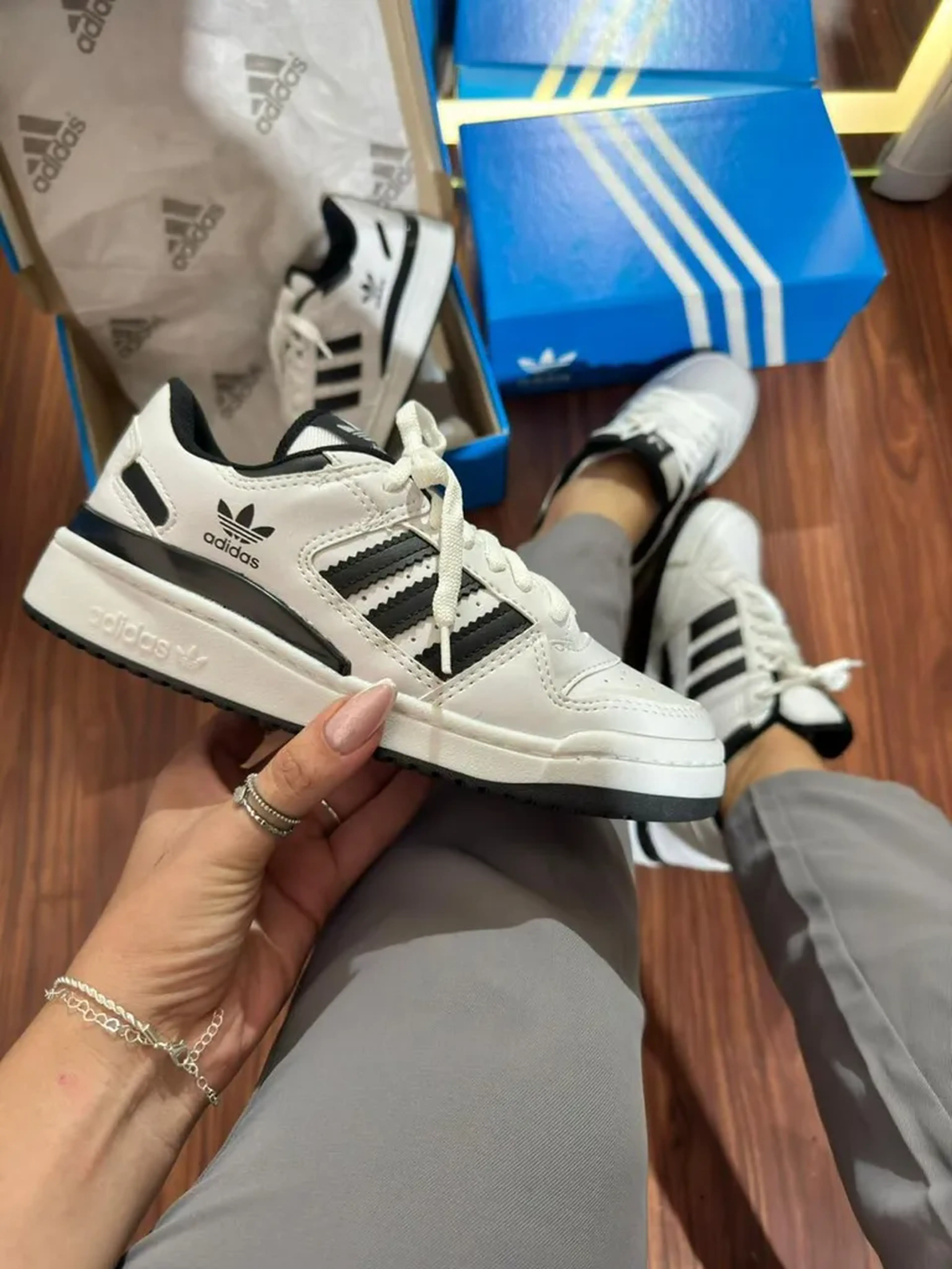 Adidas Forum Low Branco e Preto imagem
