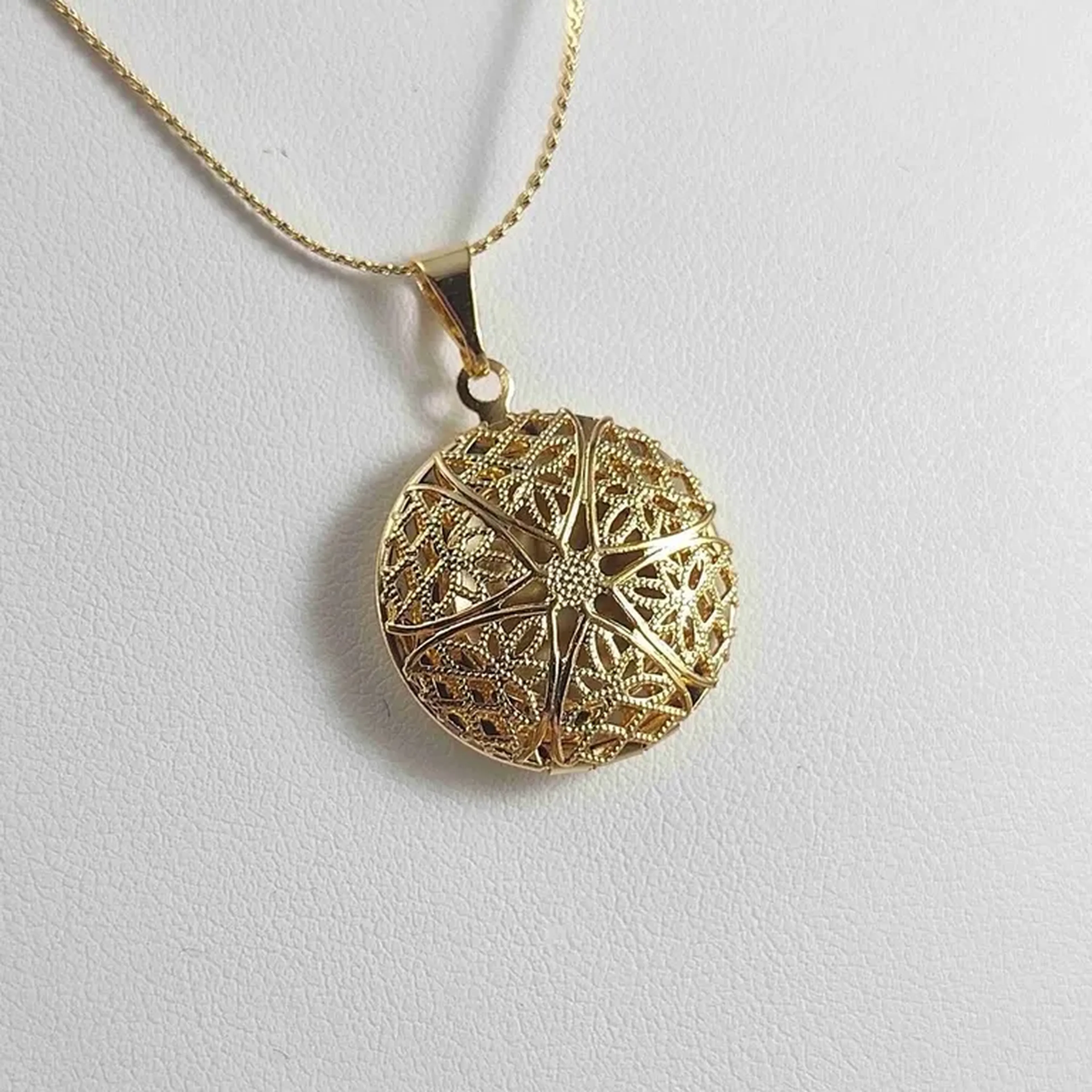 COLAR RELICÁRIO RENDINHA REDONDO DOURADO TAM G imagem