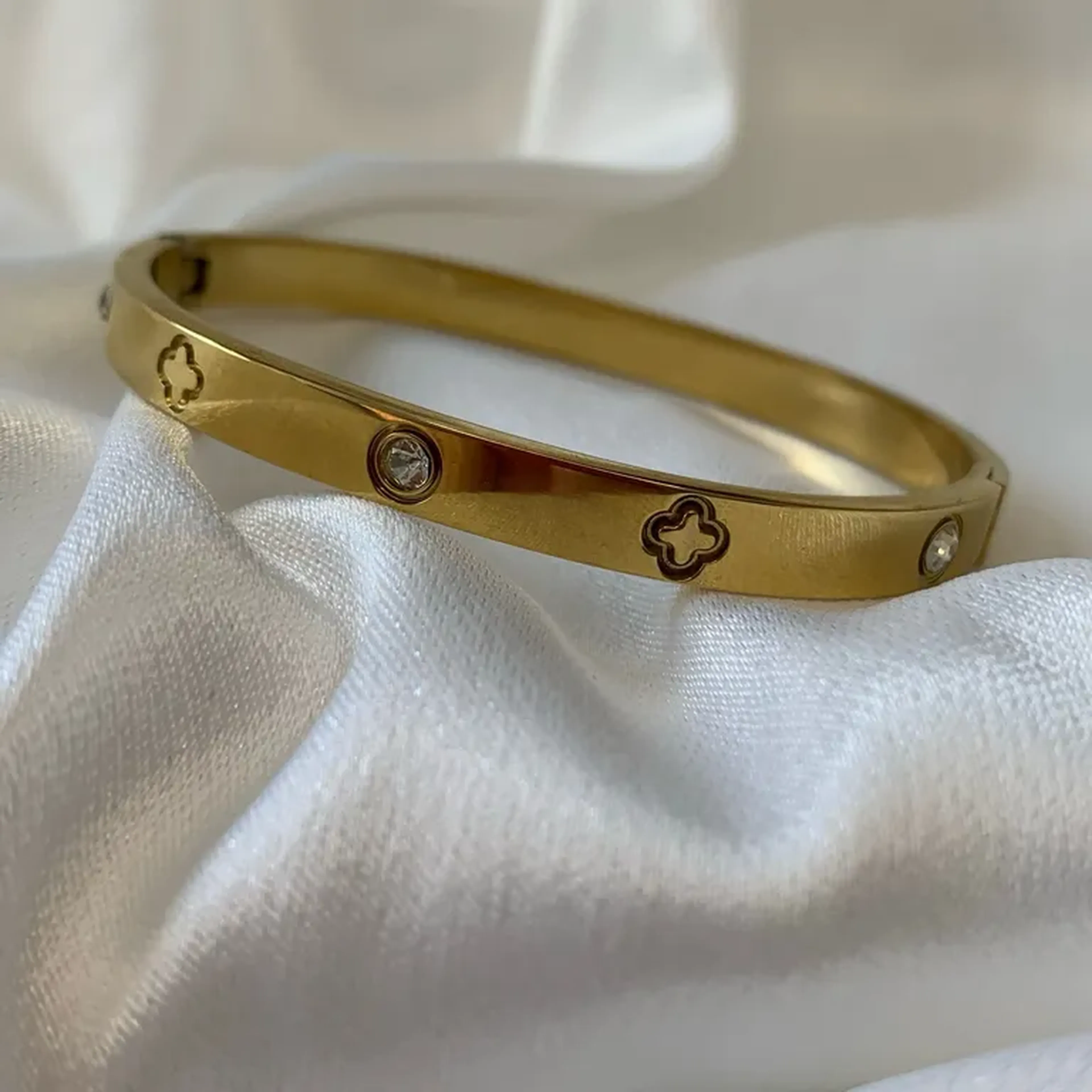 Bracelete em aço inoxidável com cravação e trevo Unisex imagem