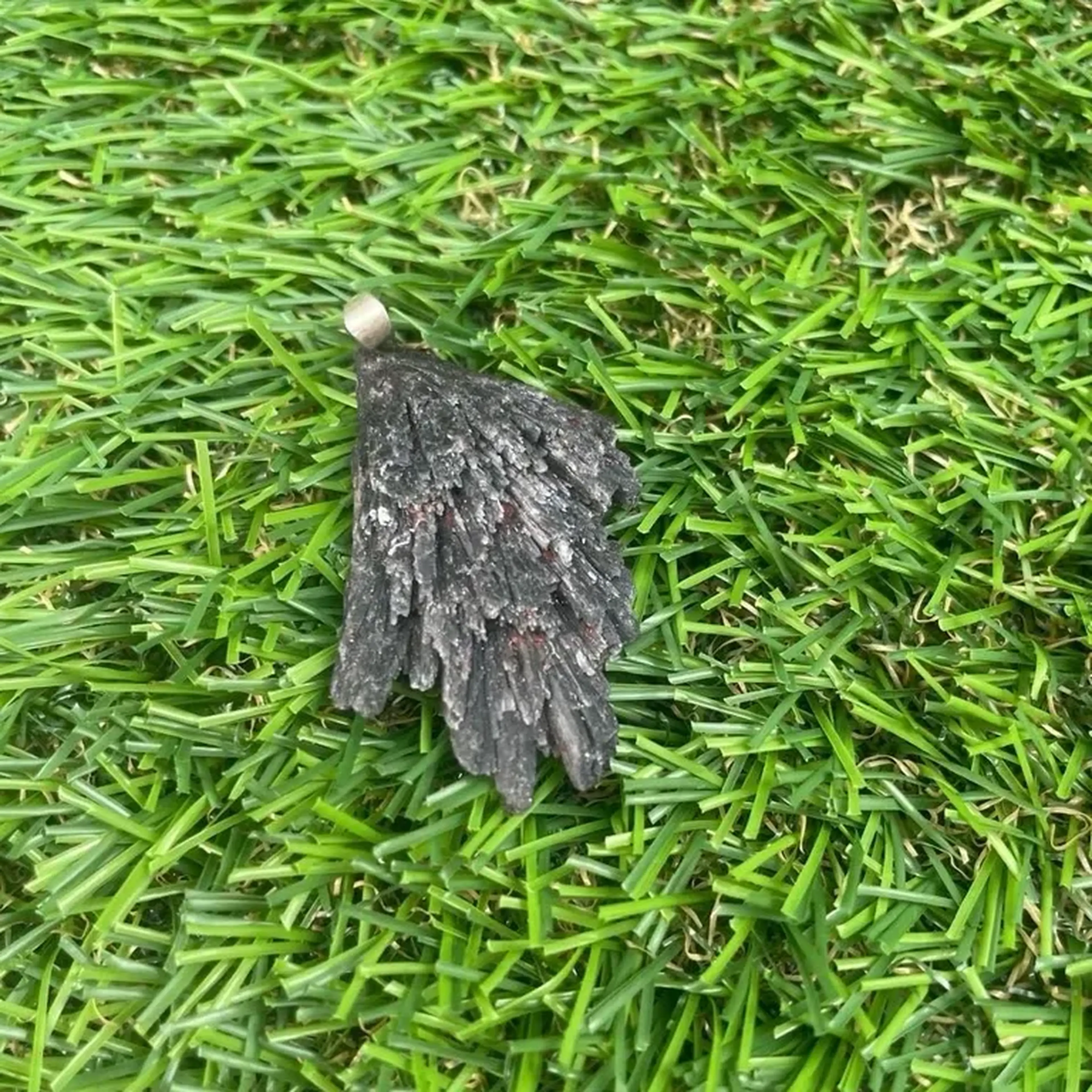 Pingente Cianita Preta ou Vassourinha de Bruxa 🧙🏼 imagem