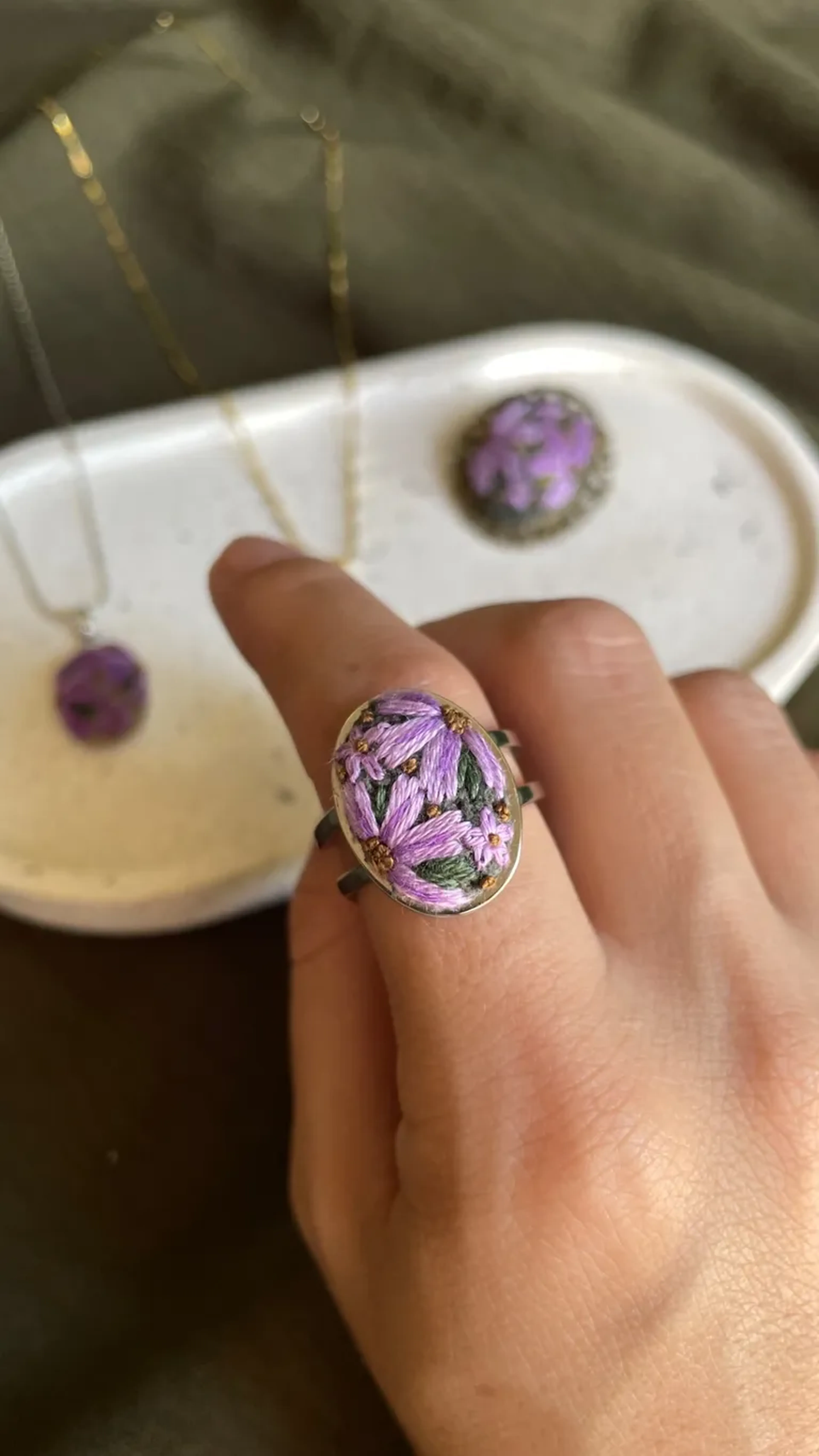 Anel com bordado de flor lilás imagem