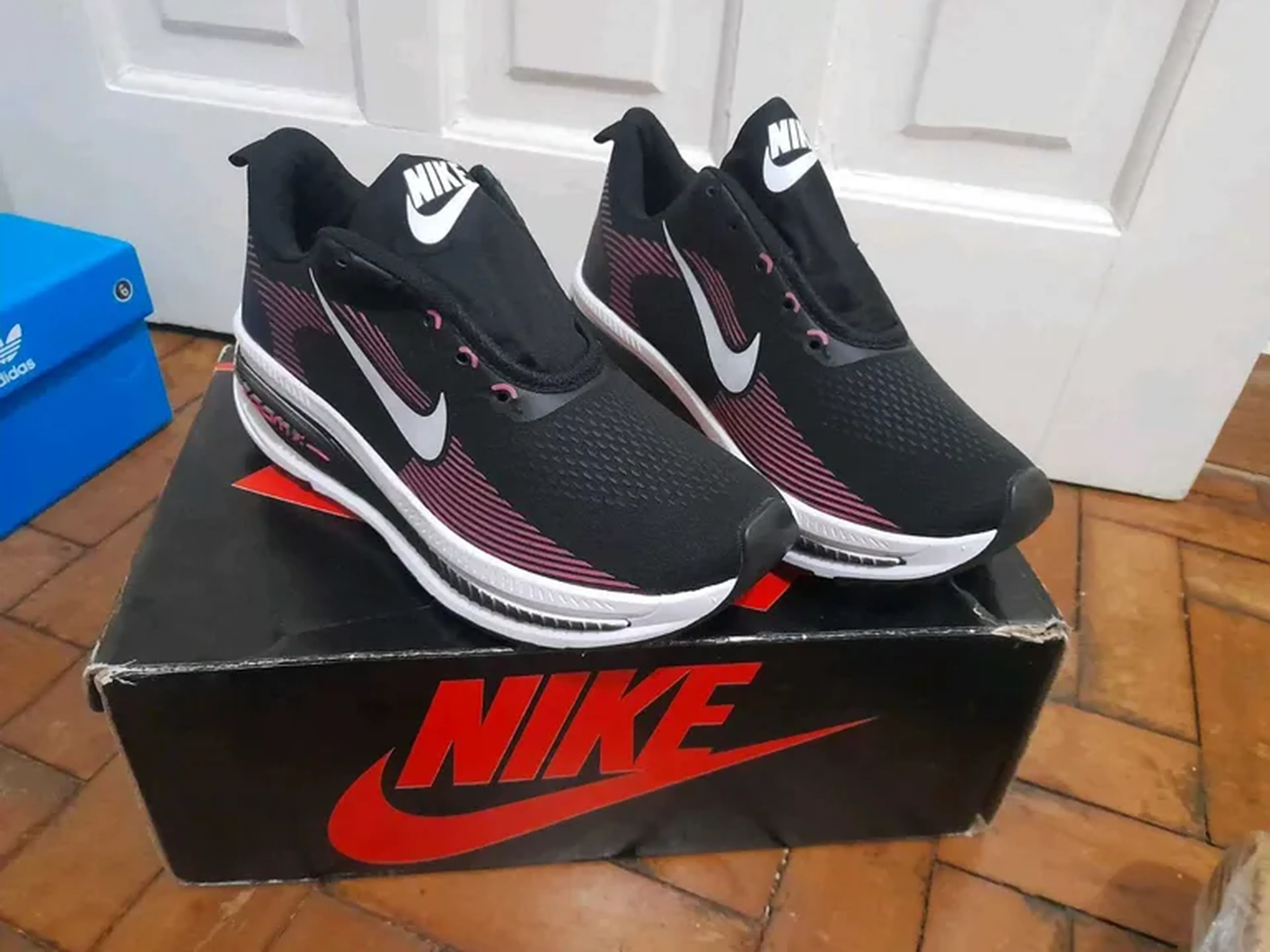 Tênis Esportivo imagem