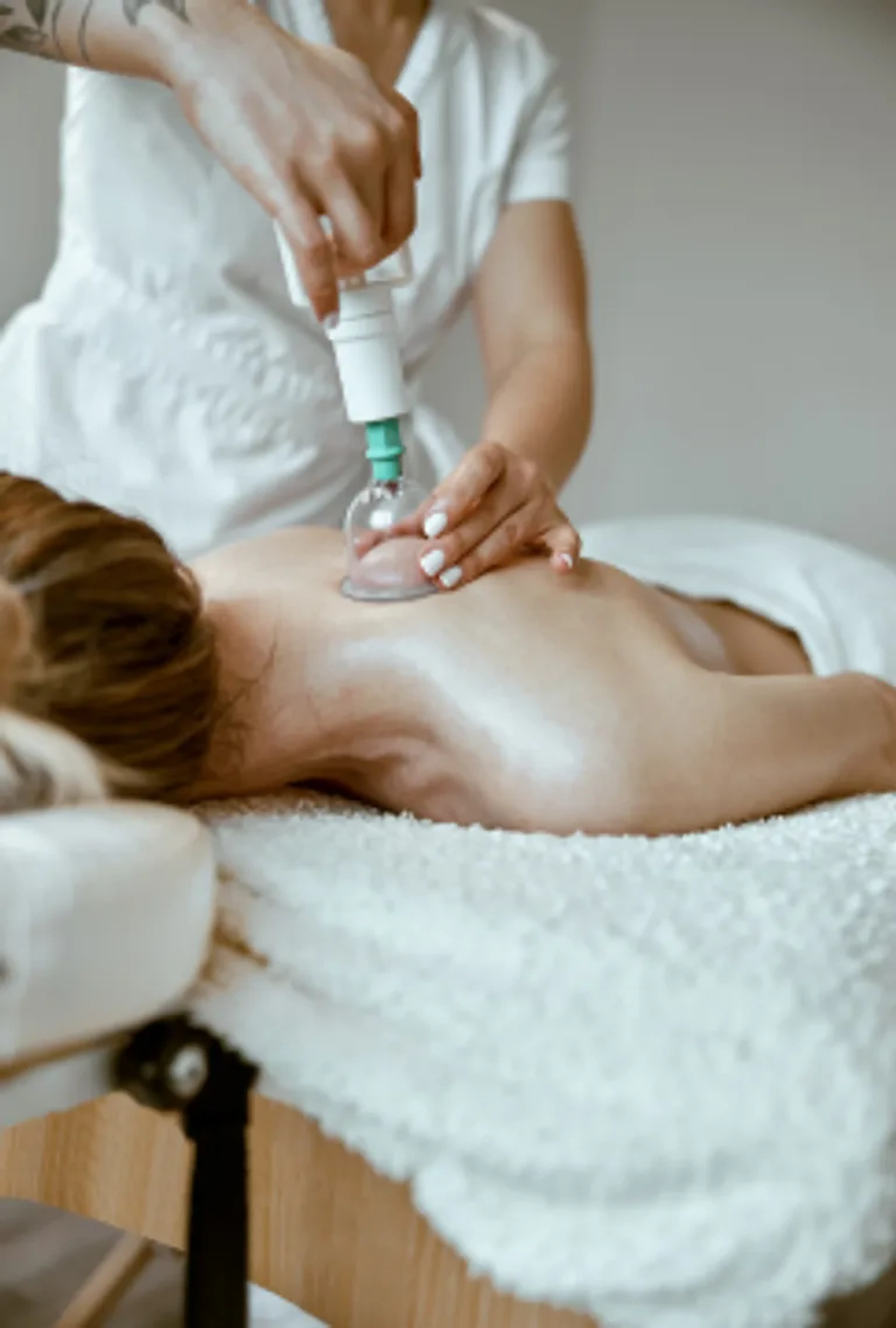 Massagem com Ventosas (Ventosaterapia). imagem