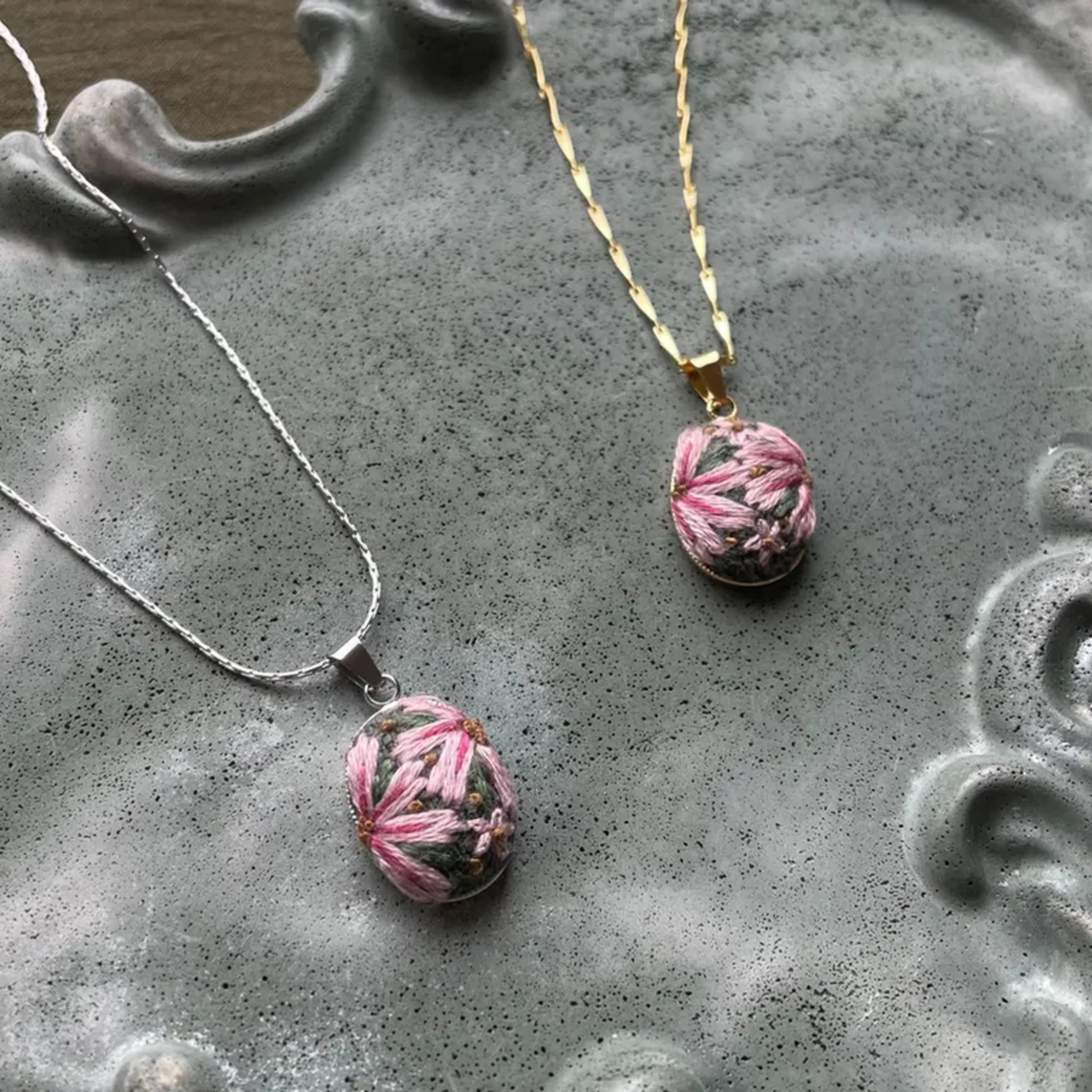 Colar com bordado de flor rosa claro (escolha prata ou dourado) imagem