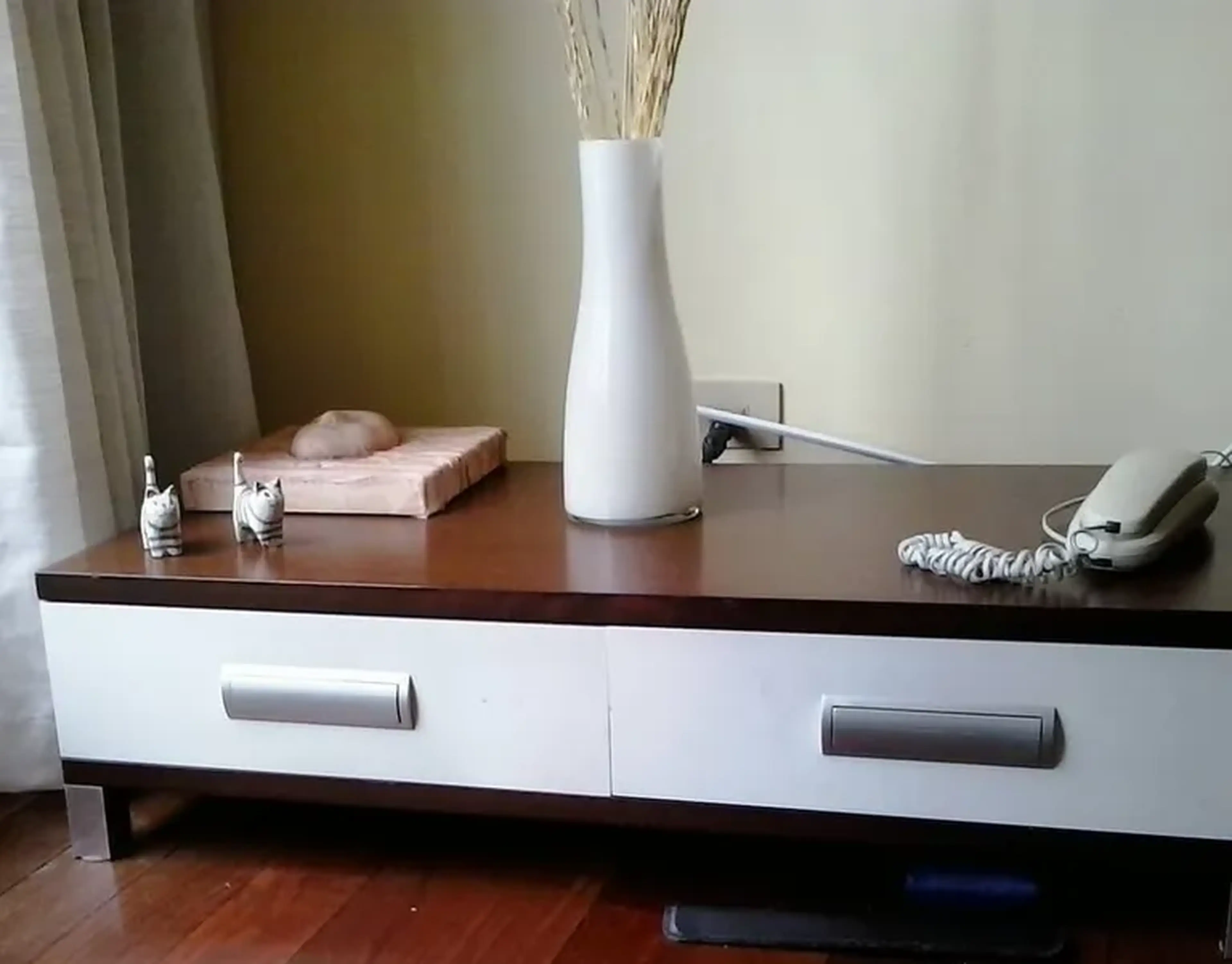 Rack com 2 gavetas e pés cromados imagem