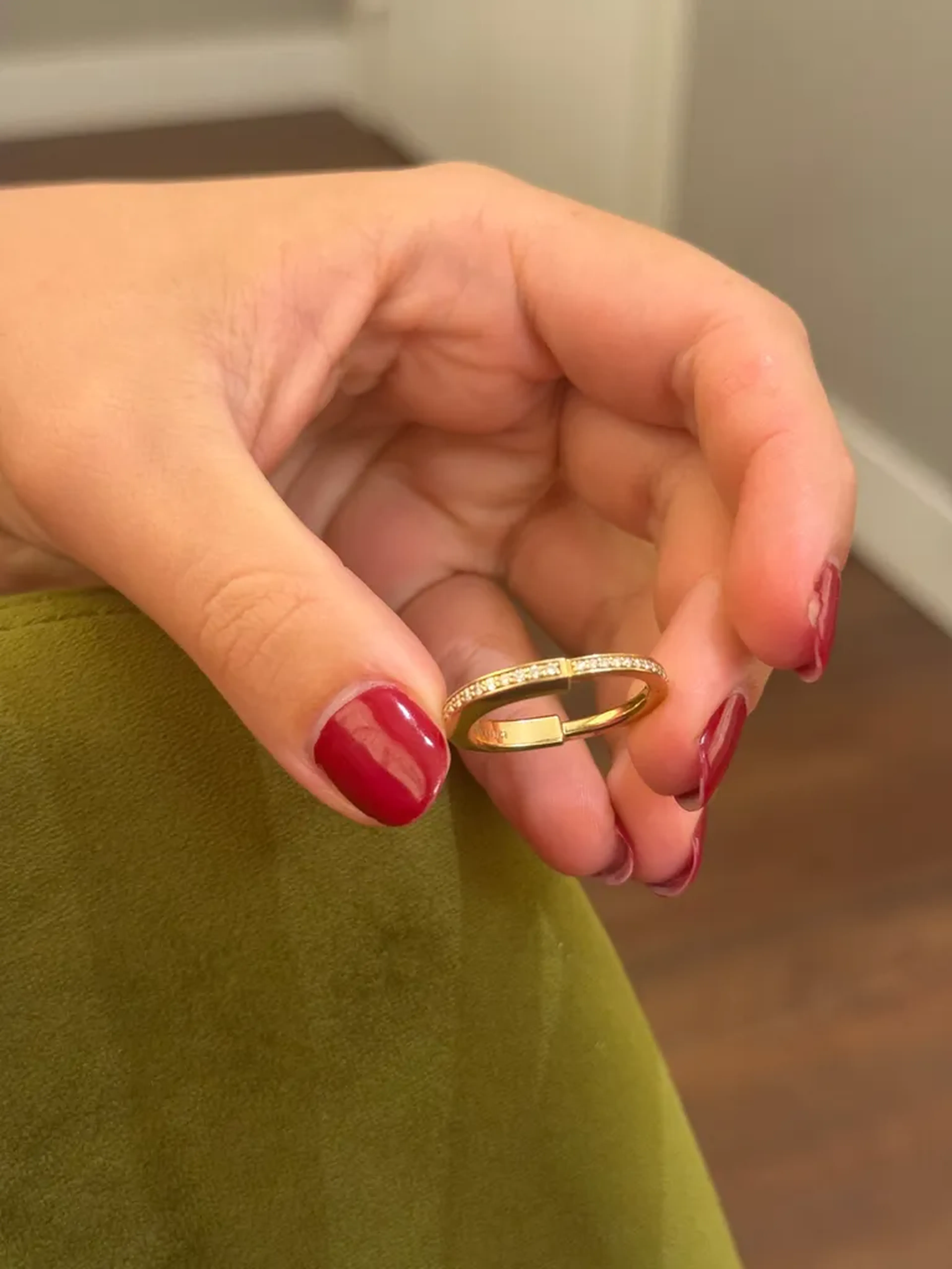 Anel em ouro amarelo com diamantes imagem