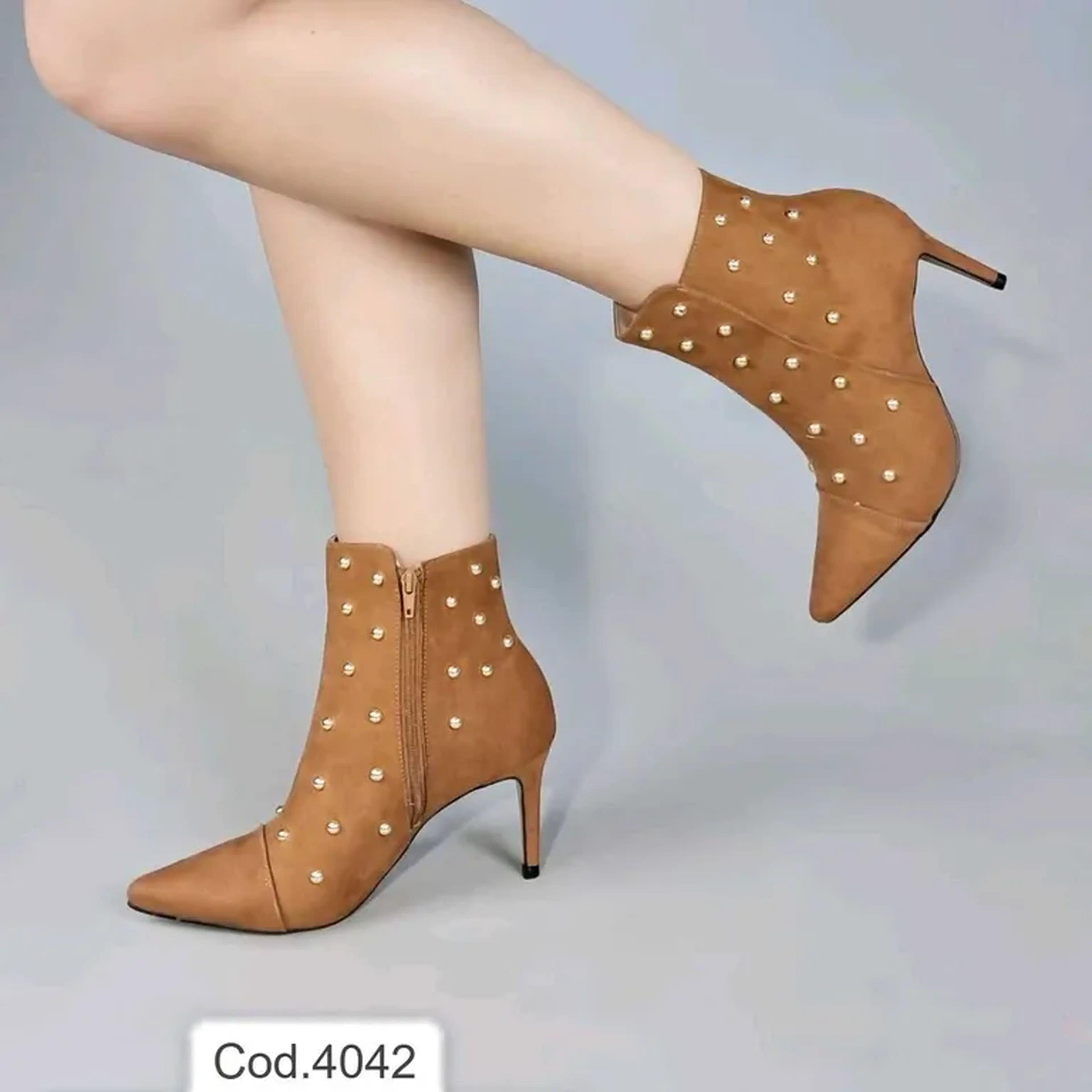 bota SUEDE caramelo com tachas meia esfera salto 7 imagem