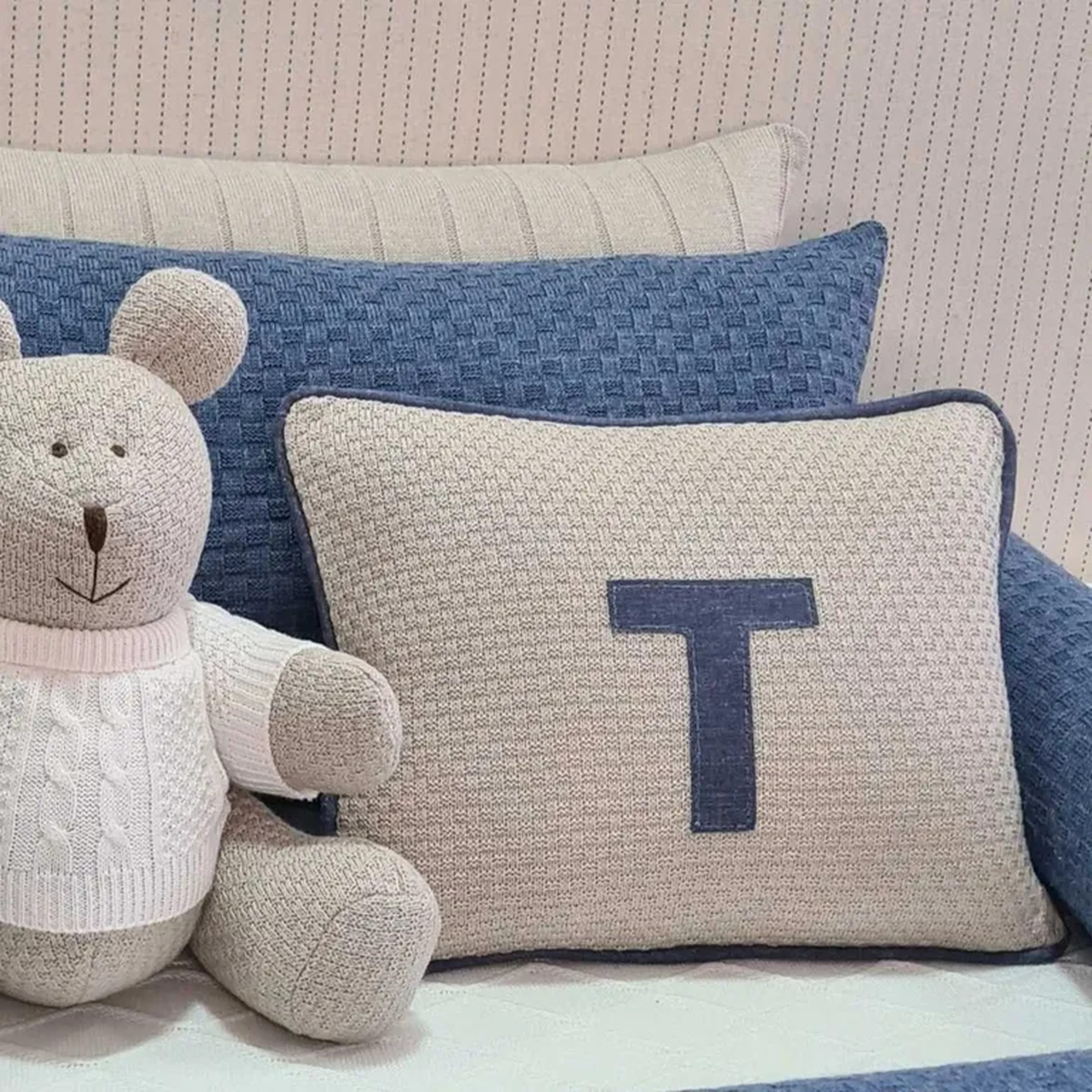 almofada com letra inicial imagem