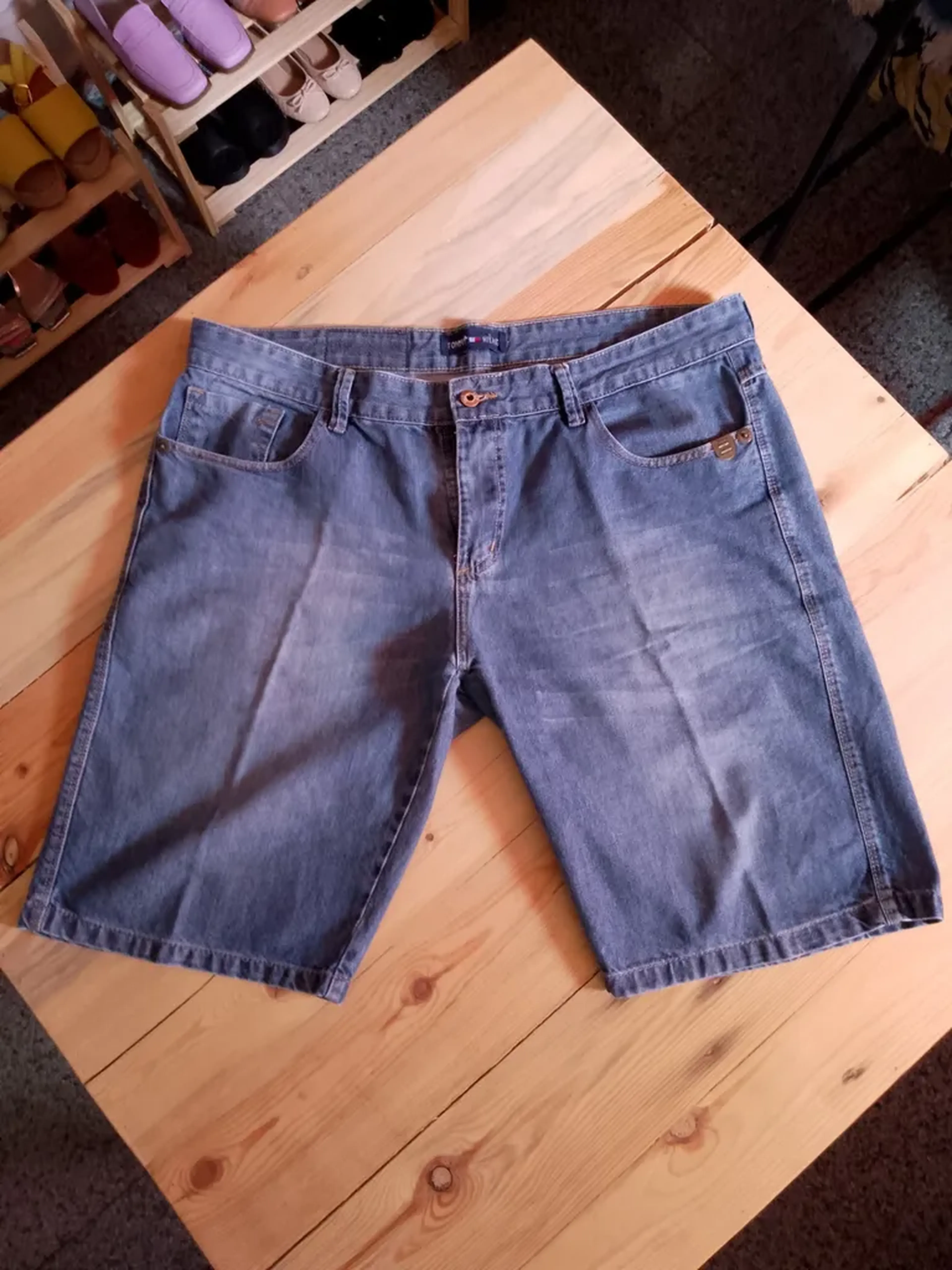 Bermuda Jeans Masculina Tommy Hilfiger imagem