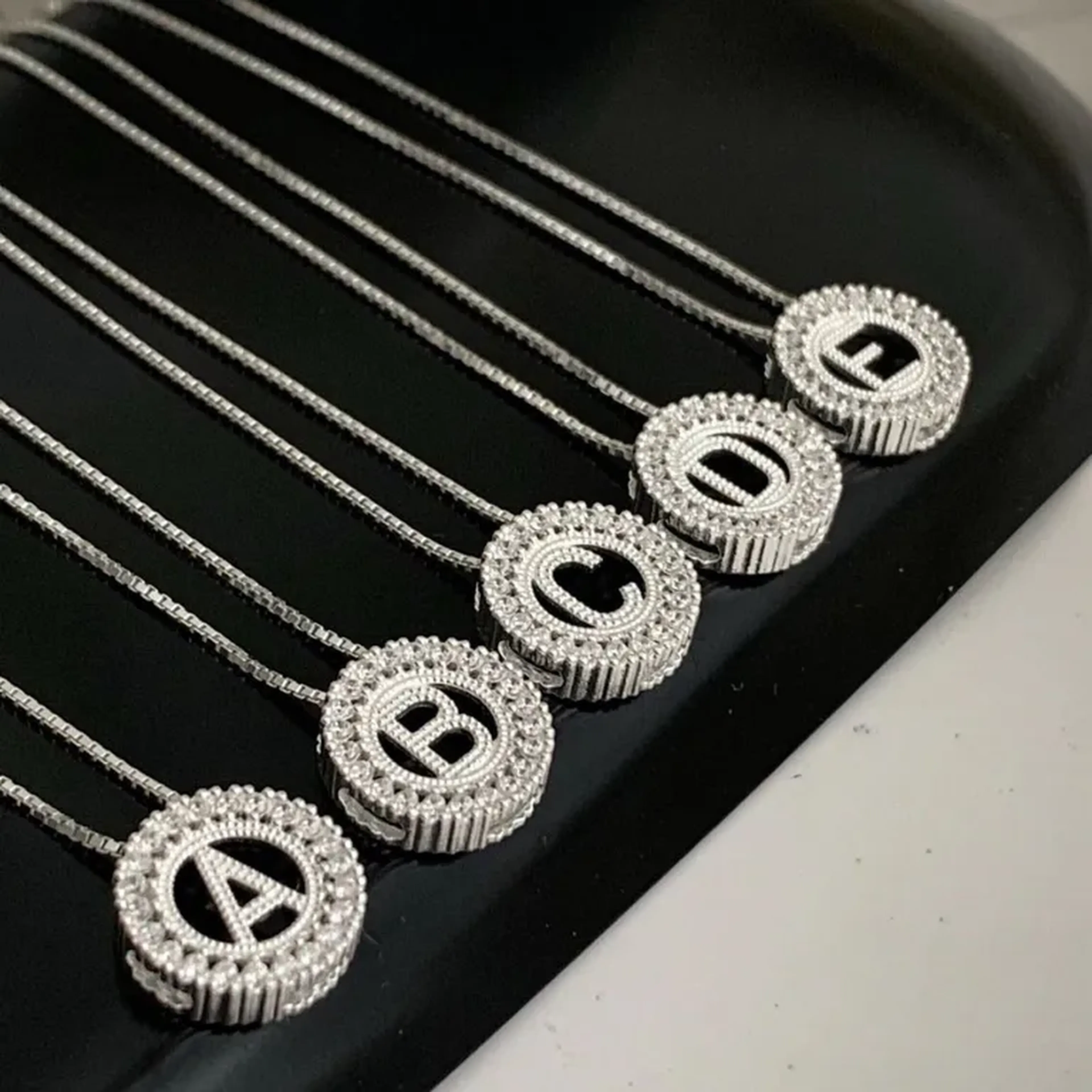 Colar Inicial Mandala Cravejada PRATA 925 imagem