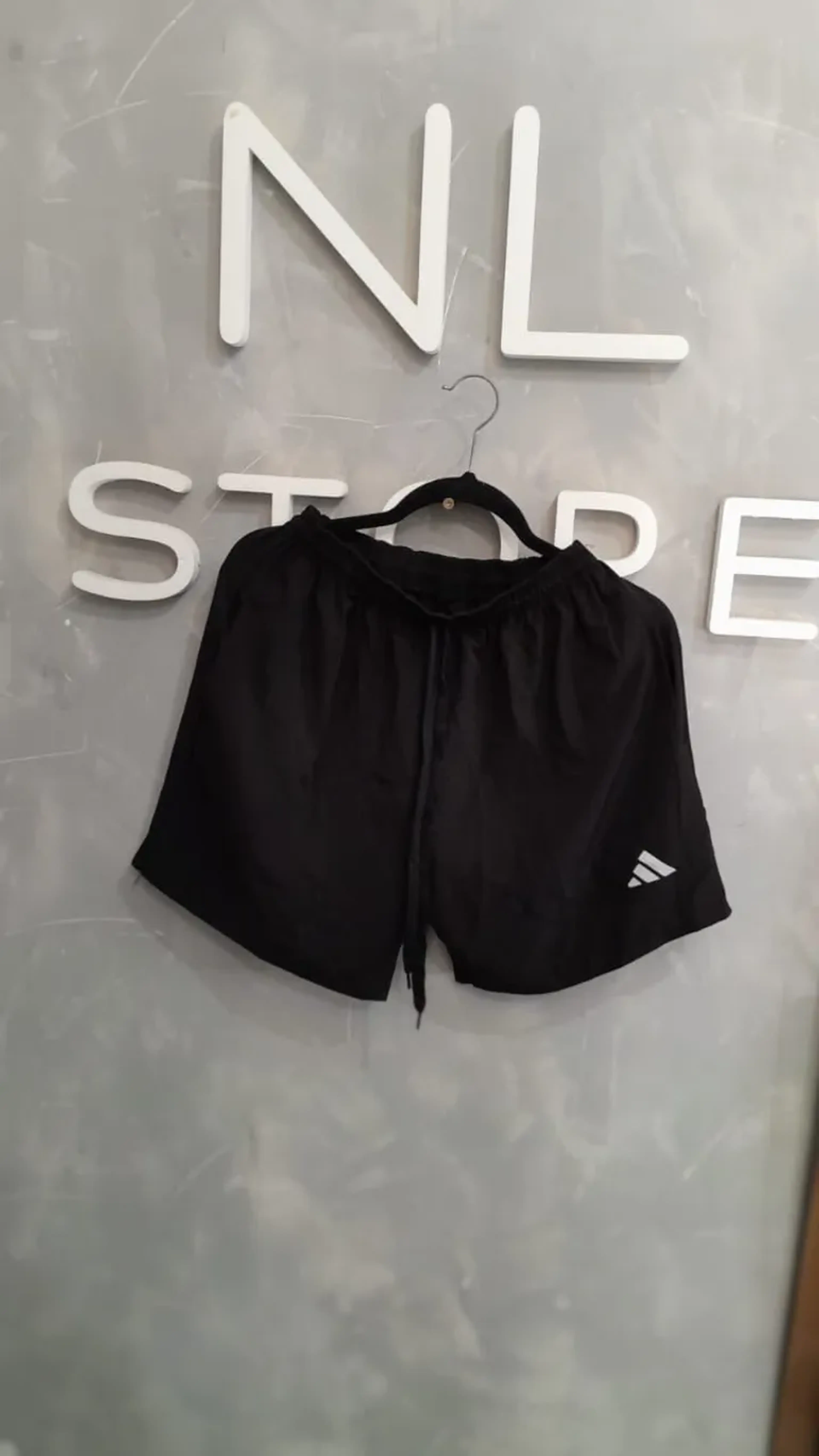 Shorts pretos imagem